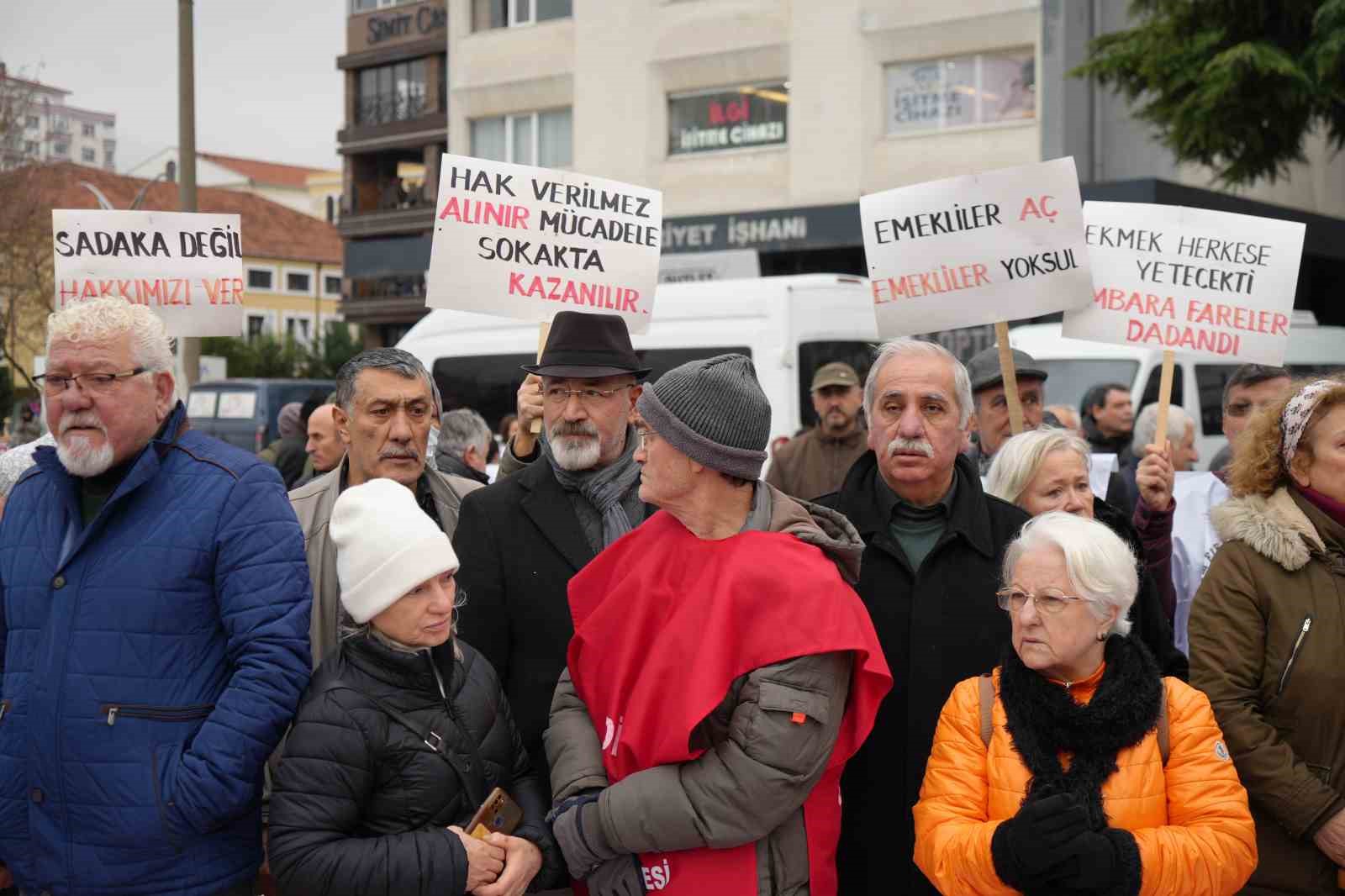 Emekliler, maaş beklentileri için yürüdü
