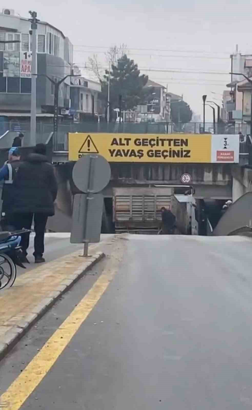 Arifiye alt geçidine bu kez tır sıkıştı
