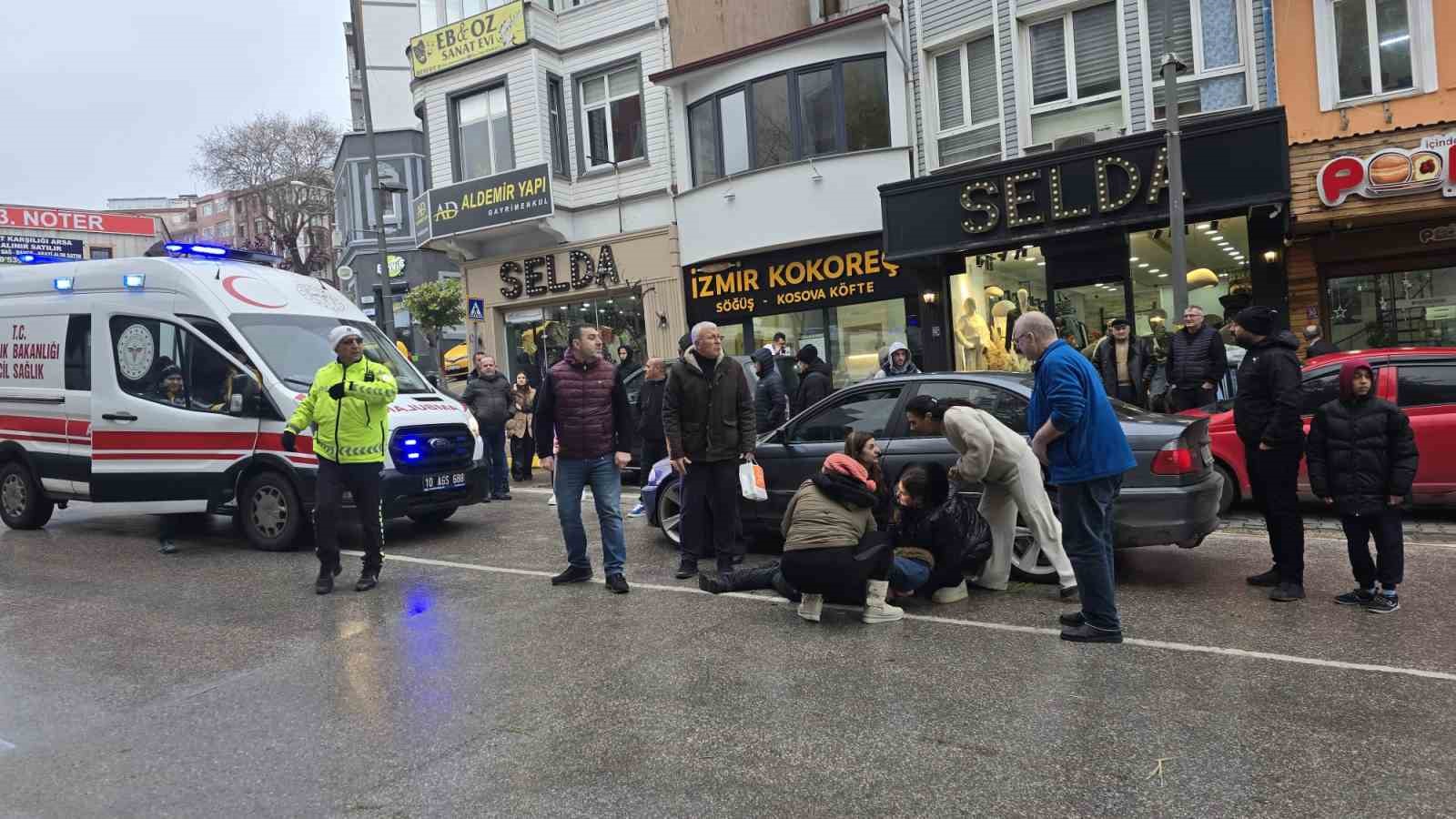 Otomobil, 11 yaşındaki çocuğun ayağının üzerinden geçti
