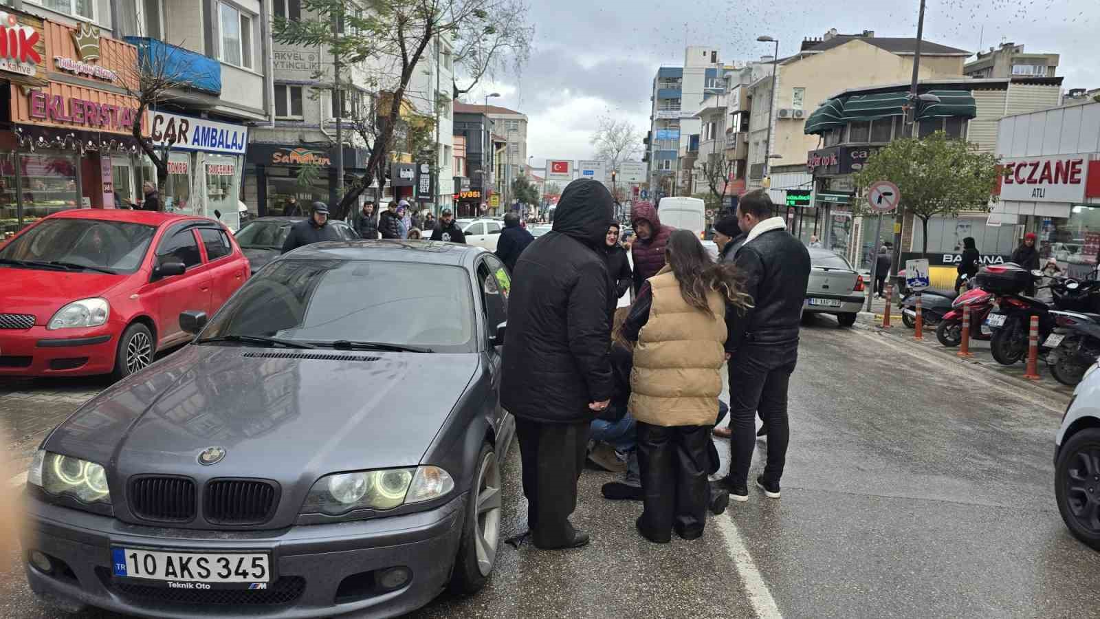 Otomobil, 11 yaşındaki çocuğun ayağının üzerinden geçti
