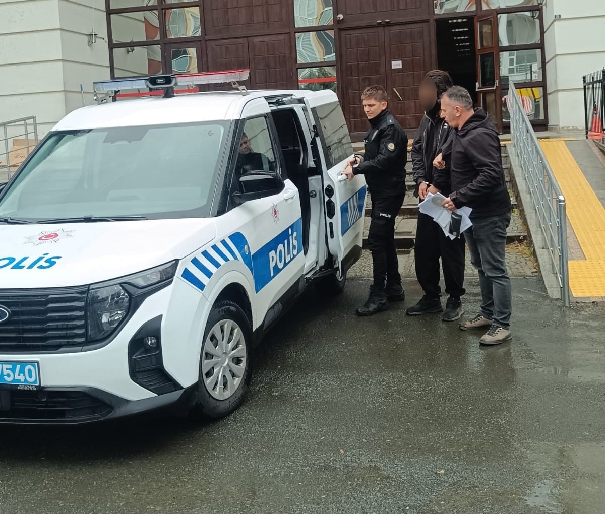 İsmi birçok yerde hırsızlığa karışan şahıs Rize’de yakayı ele verdi
