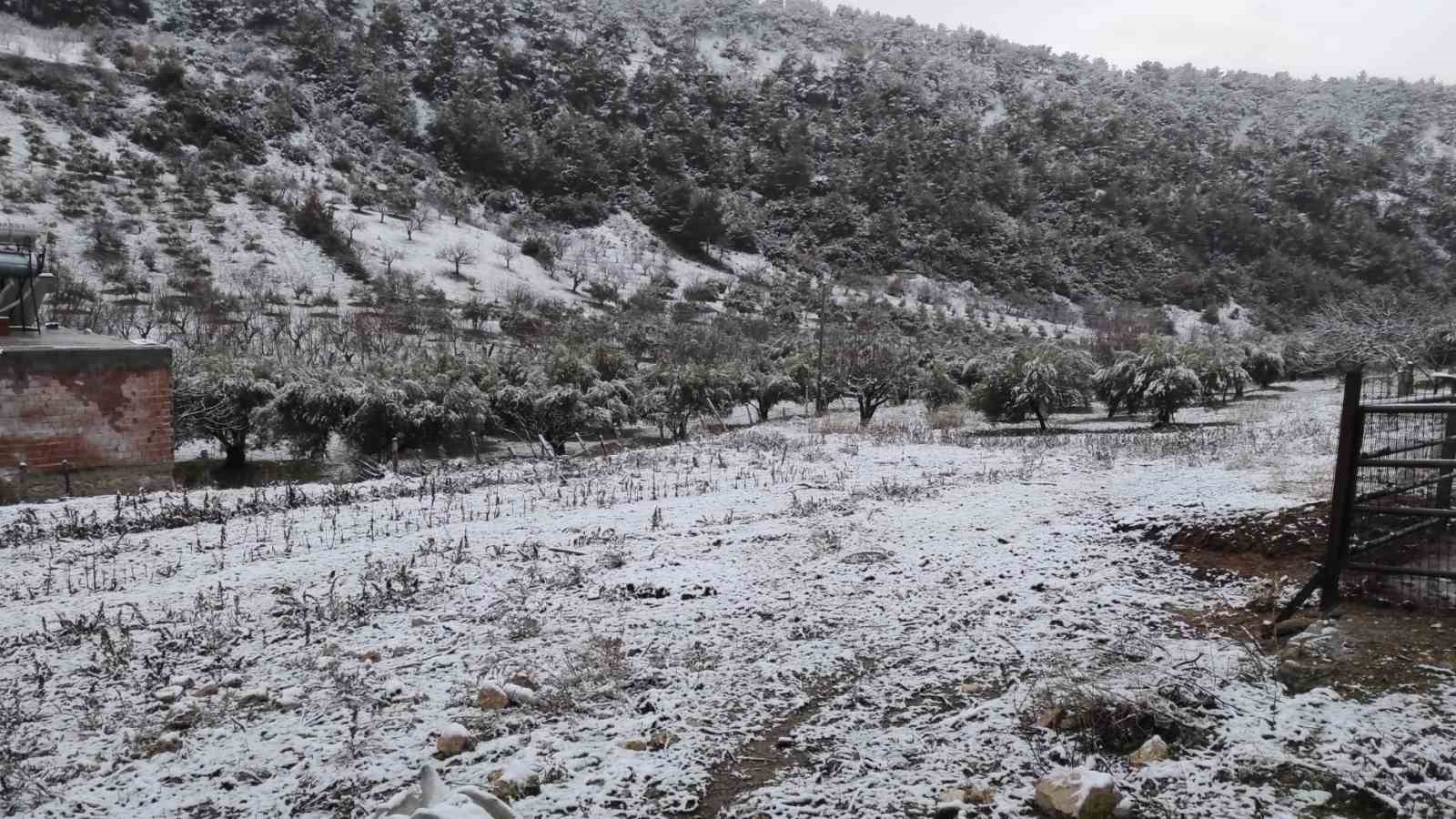 Selendi’de kar yağışı vatandaşların yüzünü güldürdü
