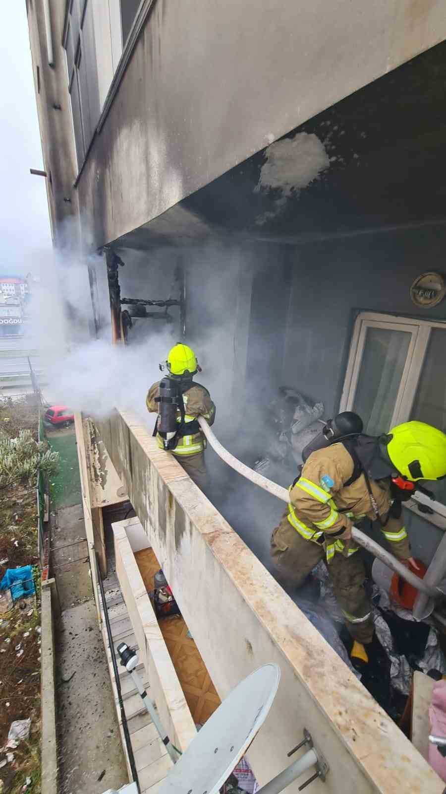 Edremit’te mutfak yangınında ateş balkona sıçradı
