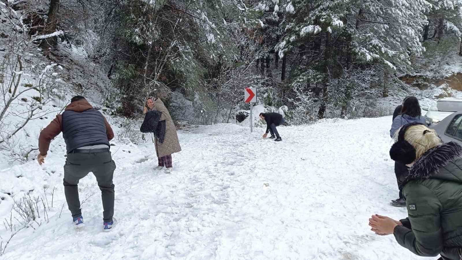 Spil Dağı Milli Parkı beyaza büründü
