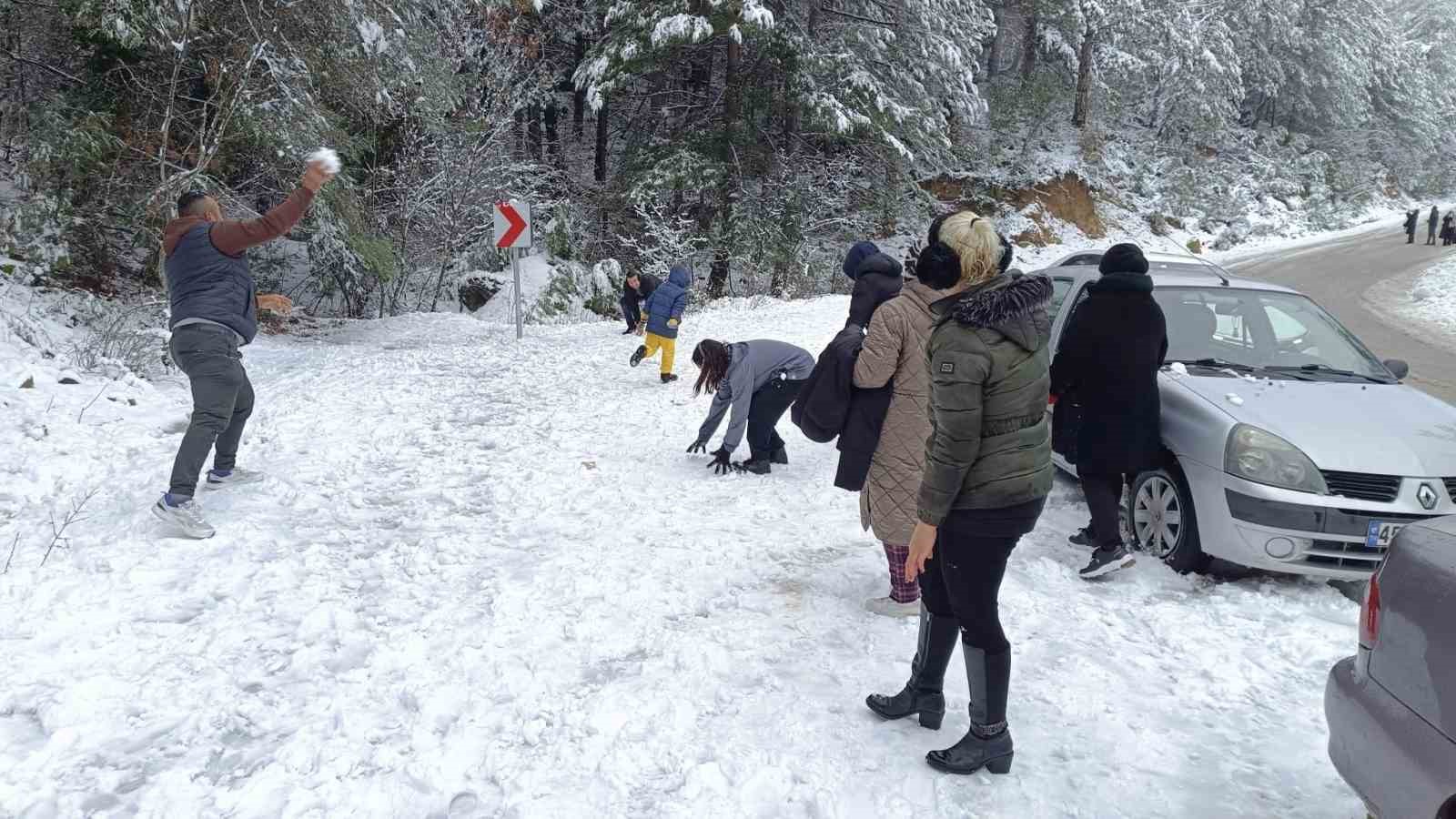 Spil Dağı Milli Parkı beyaza büründü
