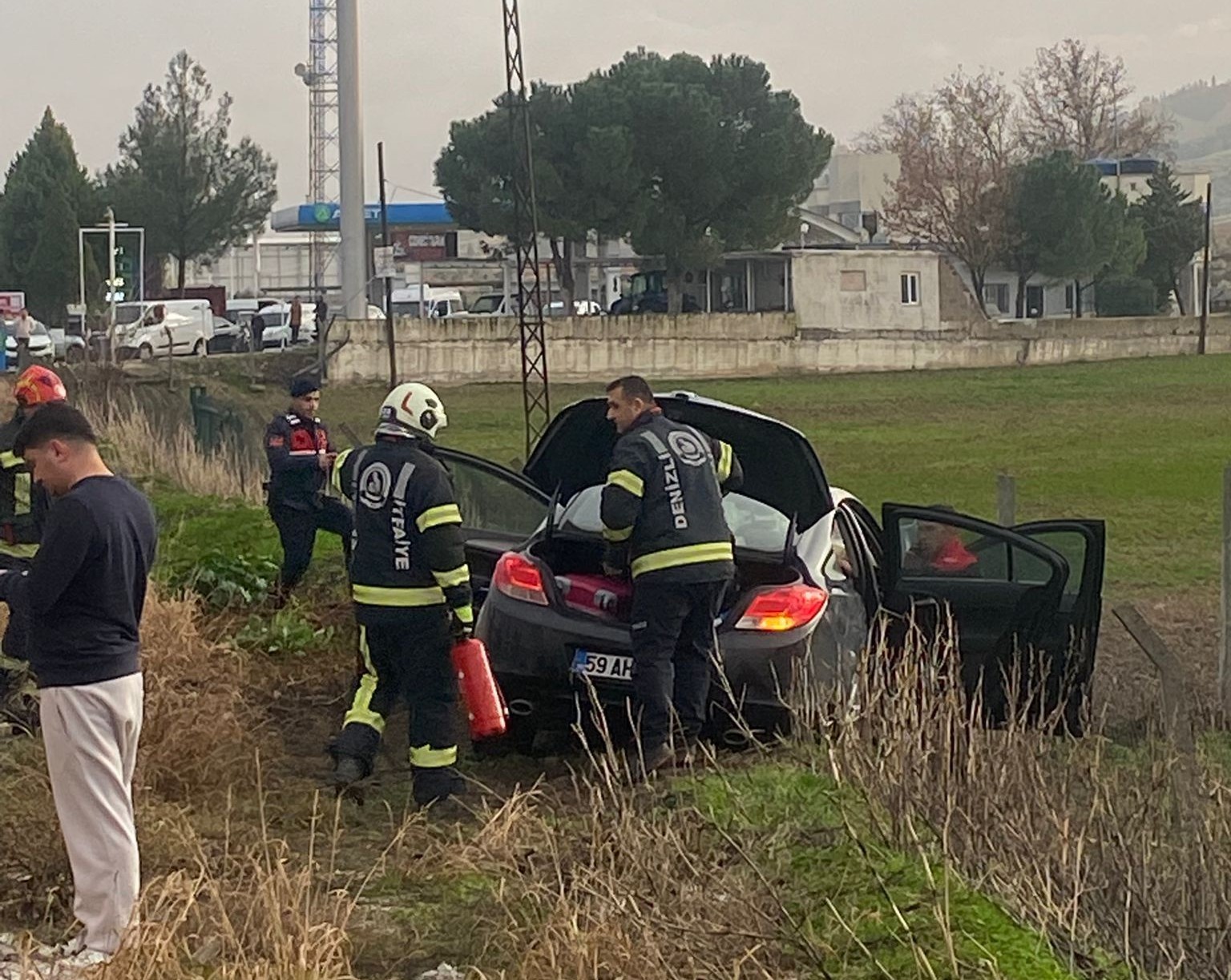 Kontrolden çıkan otomobil karşıdan gelen araçla çarpıştı: 1 ölü, 4 yaralı
