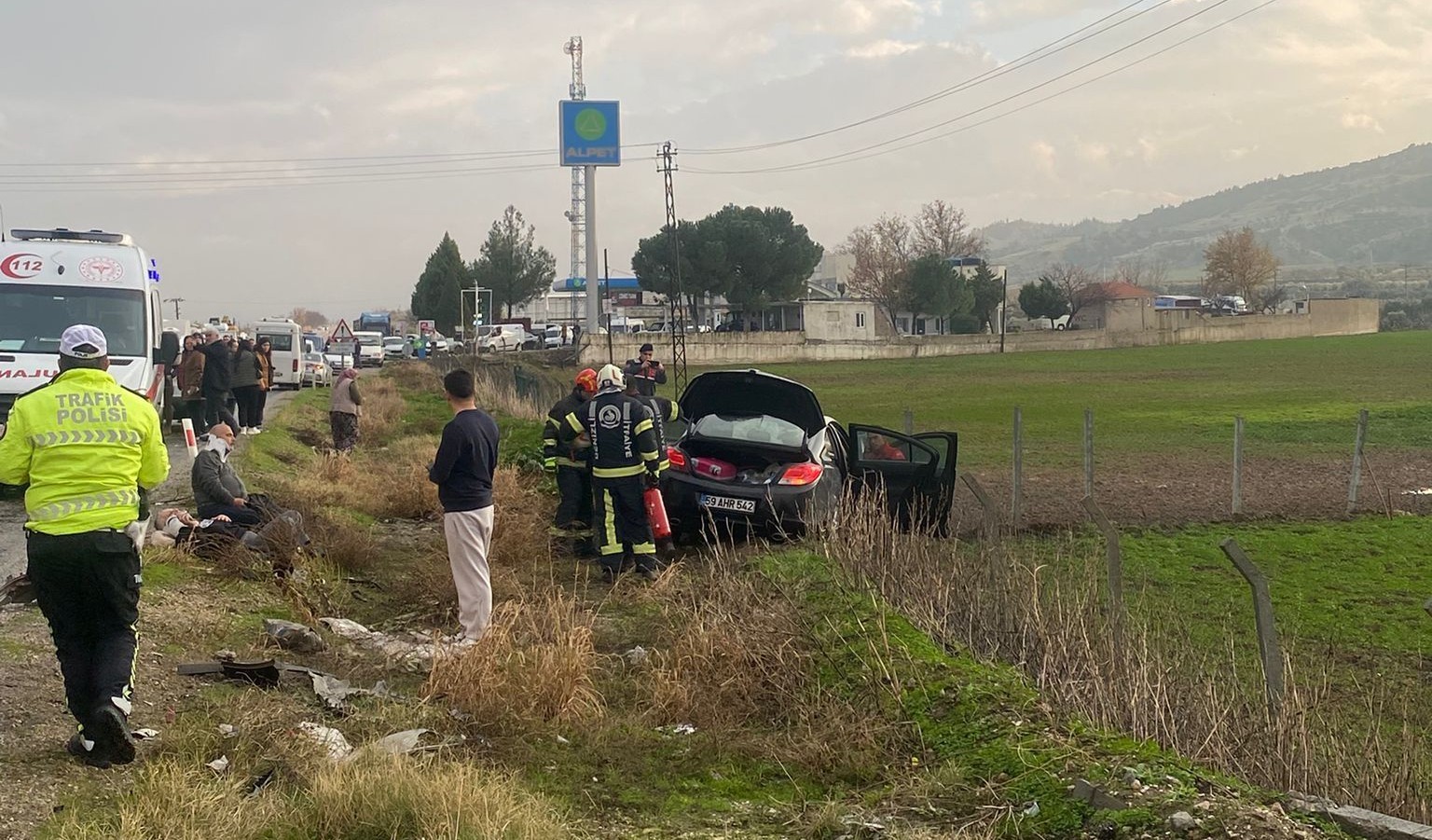 Kontrolden çıkan otomobil karşıdan gelen araçla çarpıştı: 1 ölü, 4 yaralı
