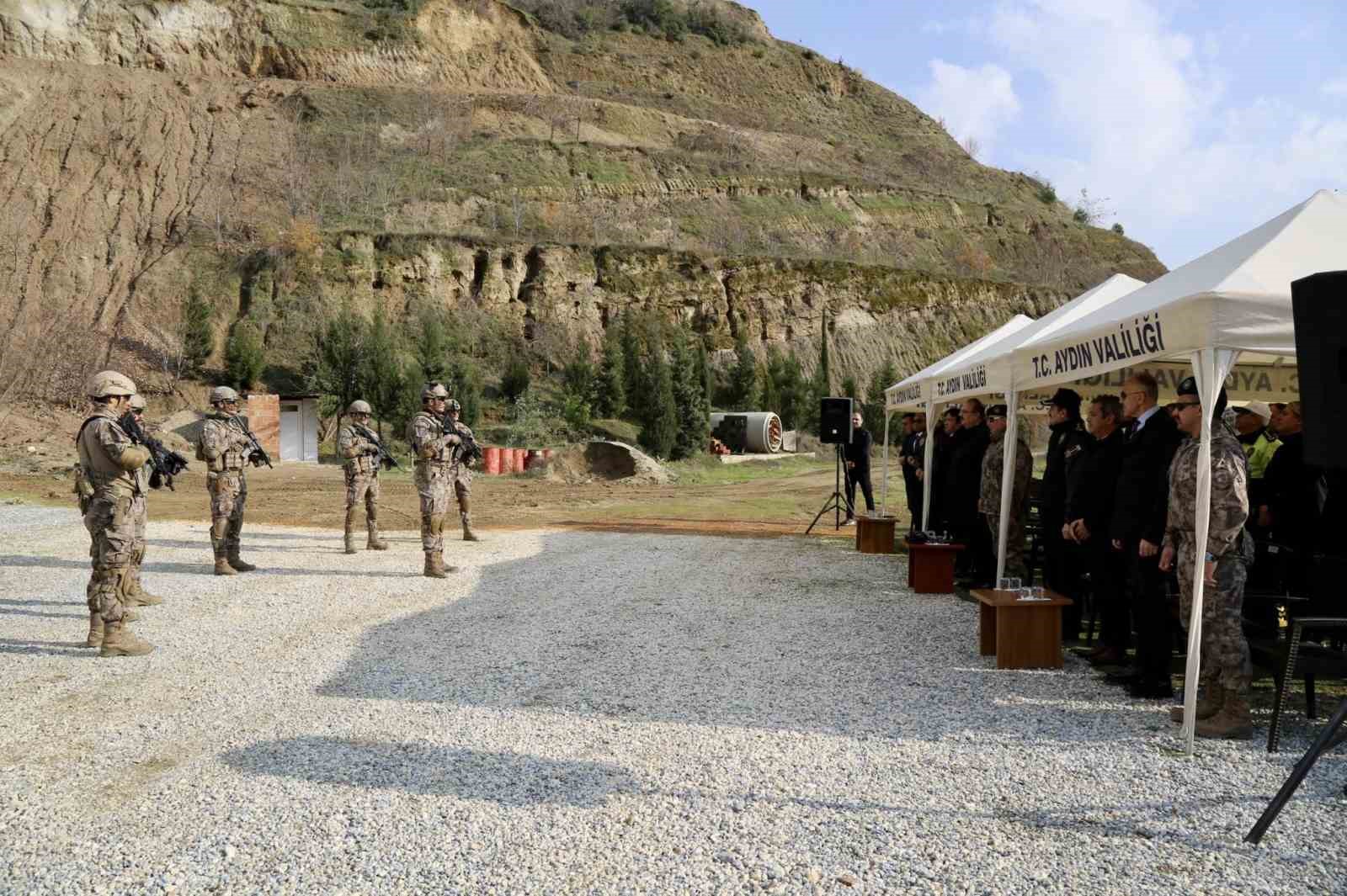 Özel harekat polislerinin tatbikatı gerçeği aratmadı
