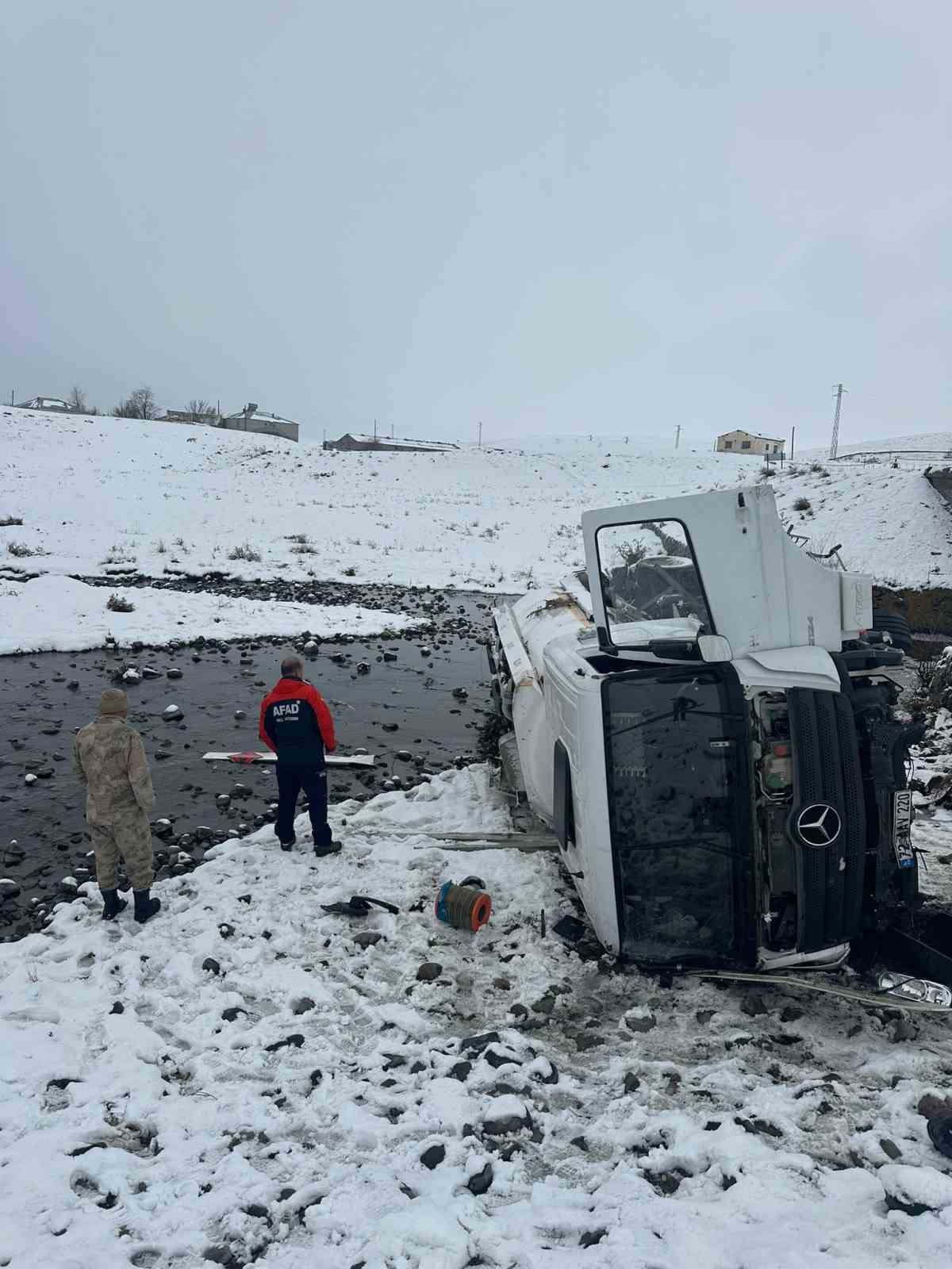 Tutak’ta akaryakıt tankeri devrildi: 1 yaralı
