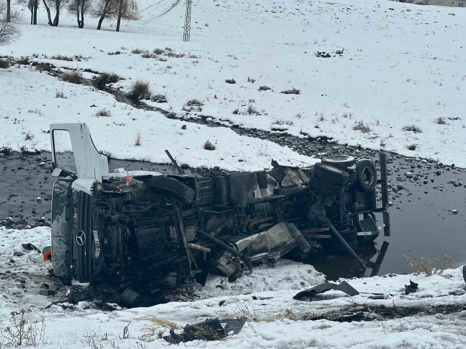 Tutak’ta akaryakıt tankeri devrildi: 1 yaralı
