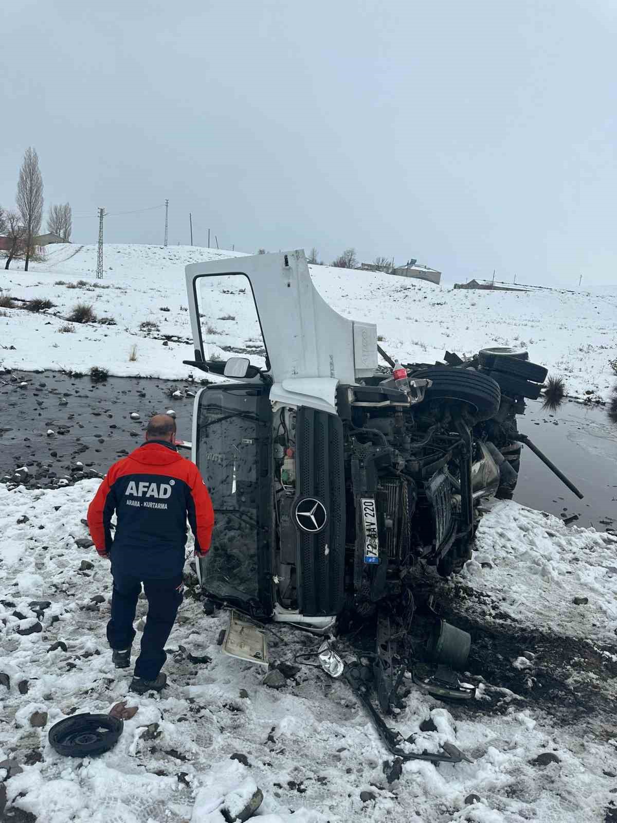 Tutak’ta akaryakıt tankeri devrildi: 1 yaralı
