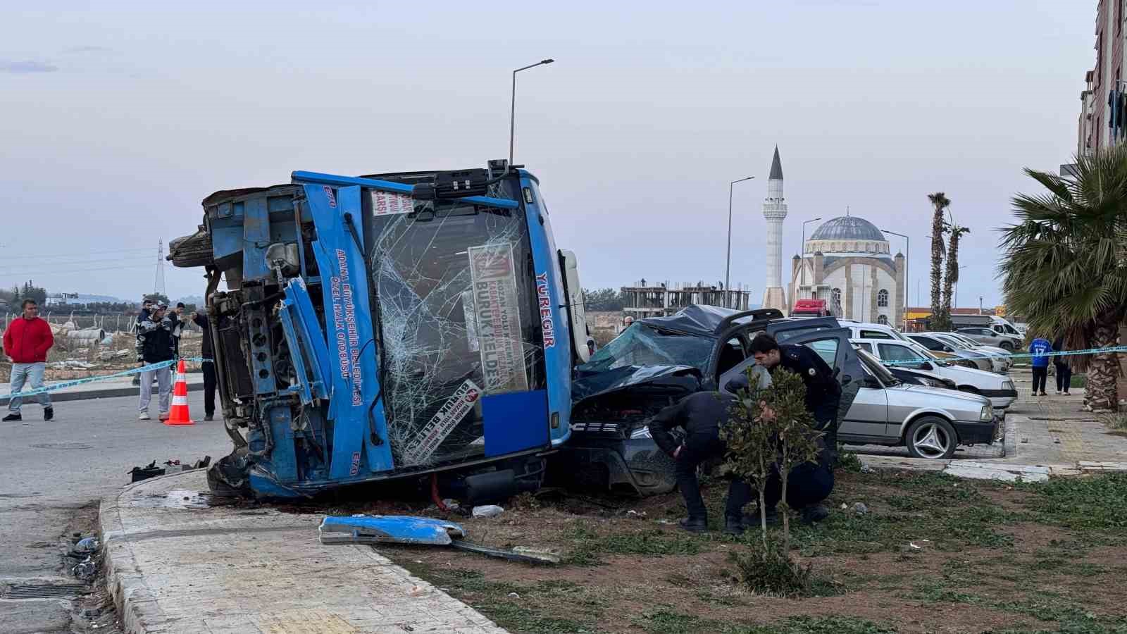 Adana’da yolcu midibüsü ile cip çarpıştı: 7 yaralı
