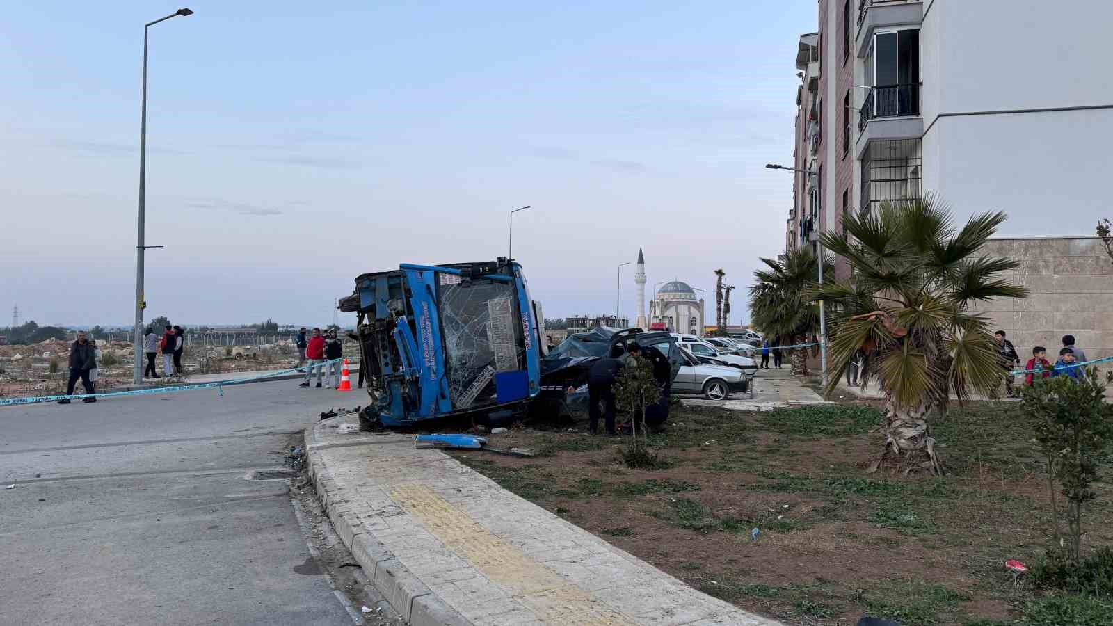 Adana’da yolcu midibüsü ile cip çarpıştı: 7 yaralı
