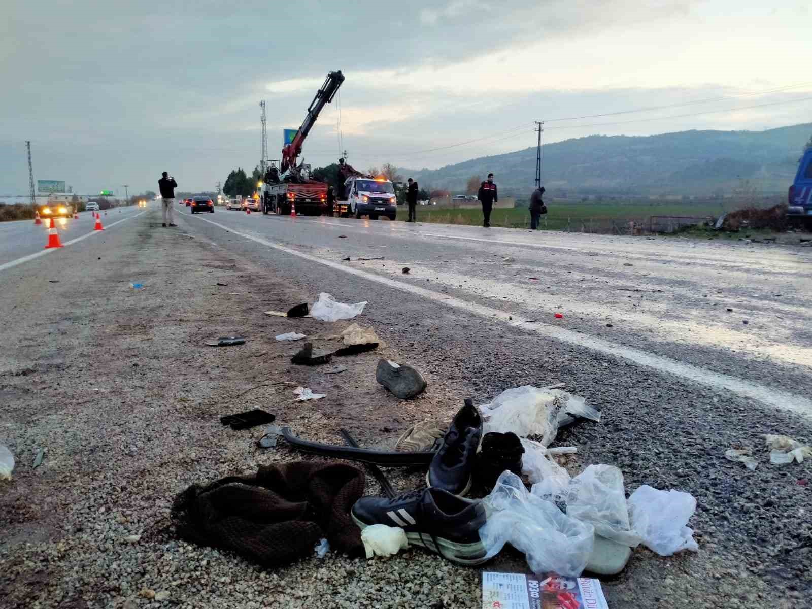 Düğün yolundaki facia gibi kazada bir aile yok oldu: 3 ölü, 3 yaralı
