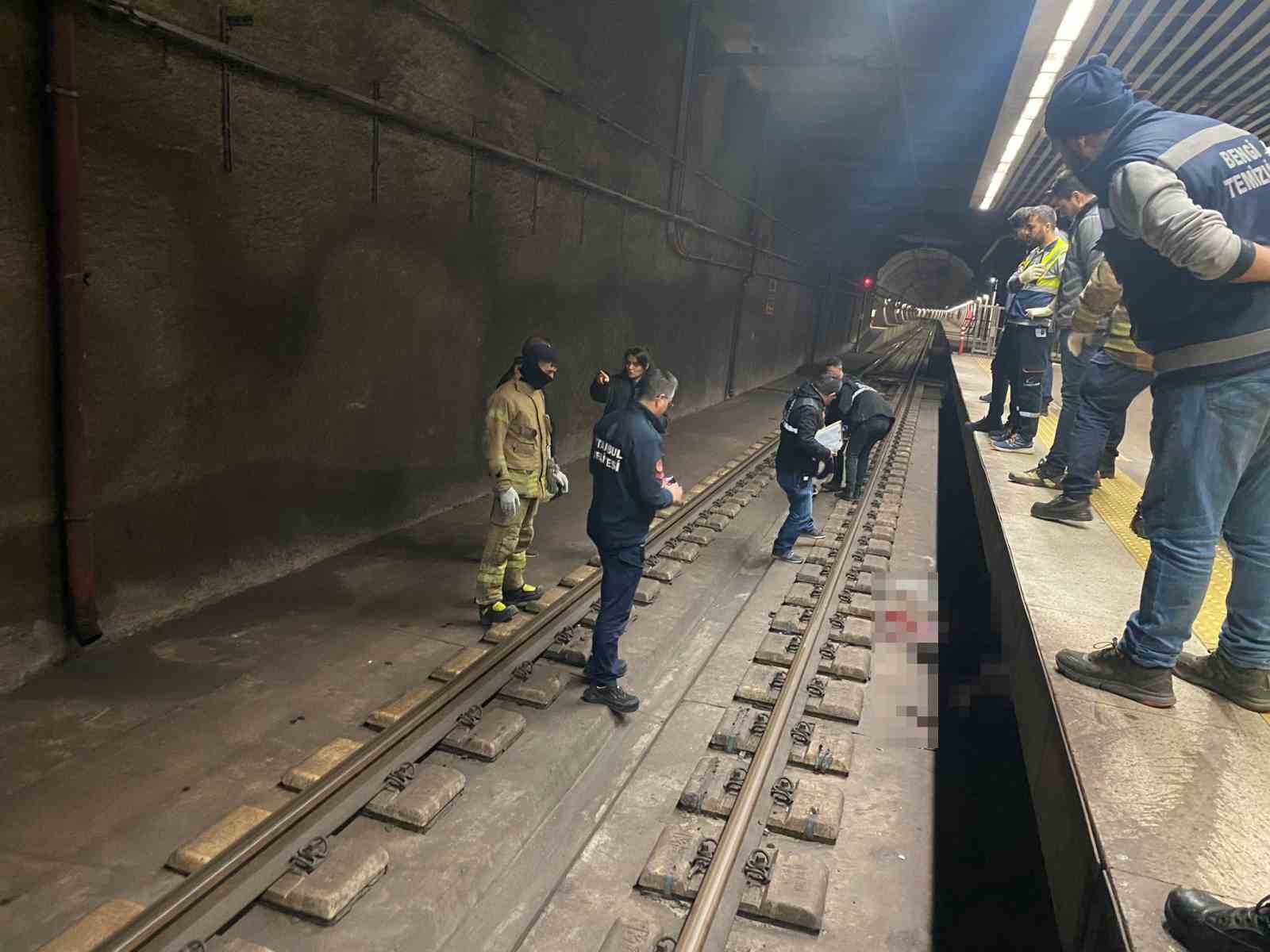 Marmaray’da tren aylarına atlayan şahıs hayatını kaybetti
