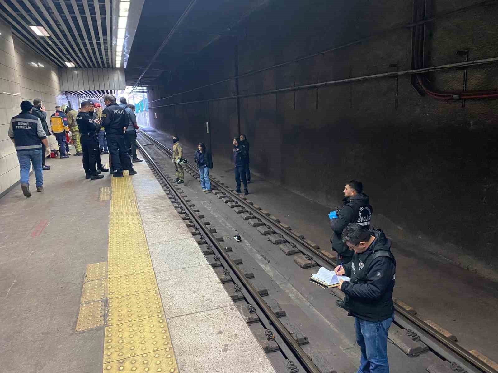 Marmaray’da tren aylarına atlayan şahıs hayatını kaybetti
