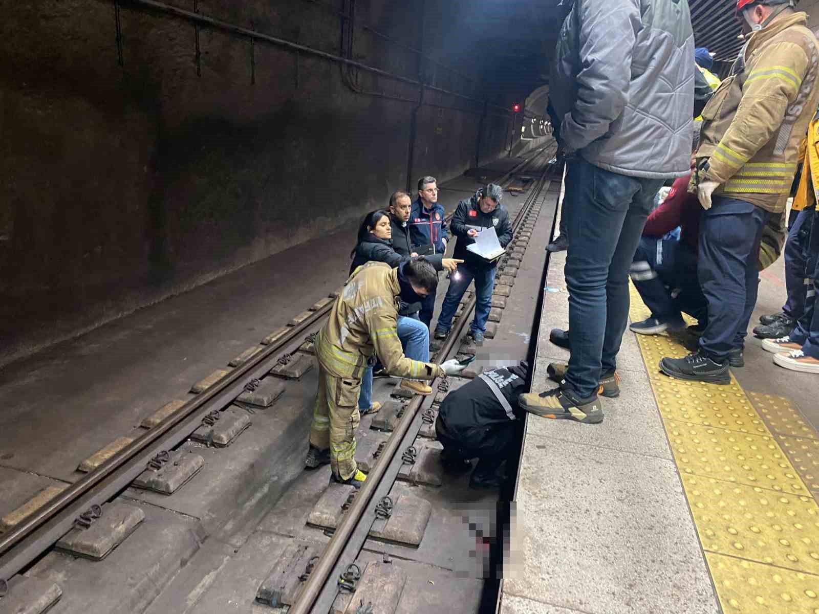 Marmaray’da tren aylarına atlayan şahıs hayatını kaybetti
