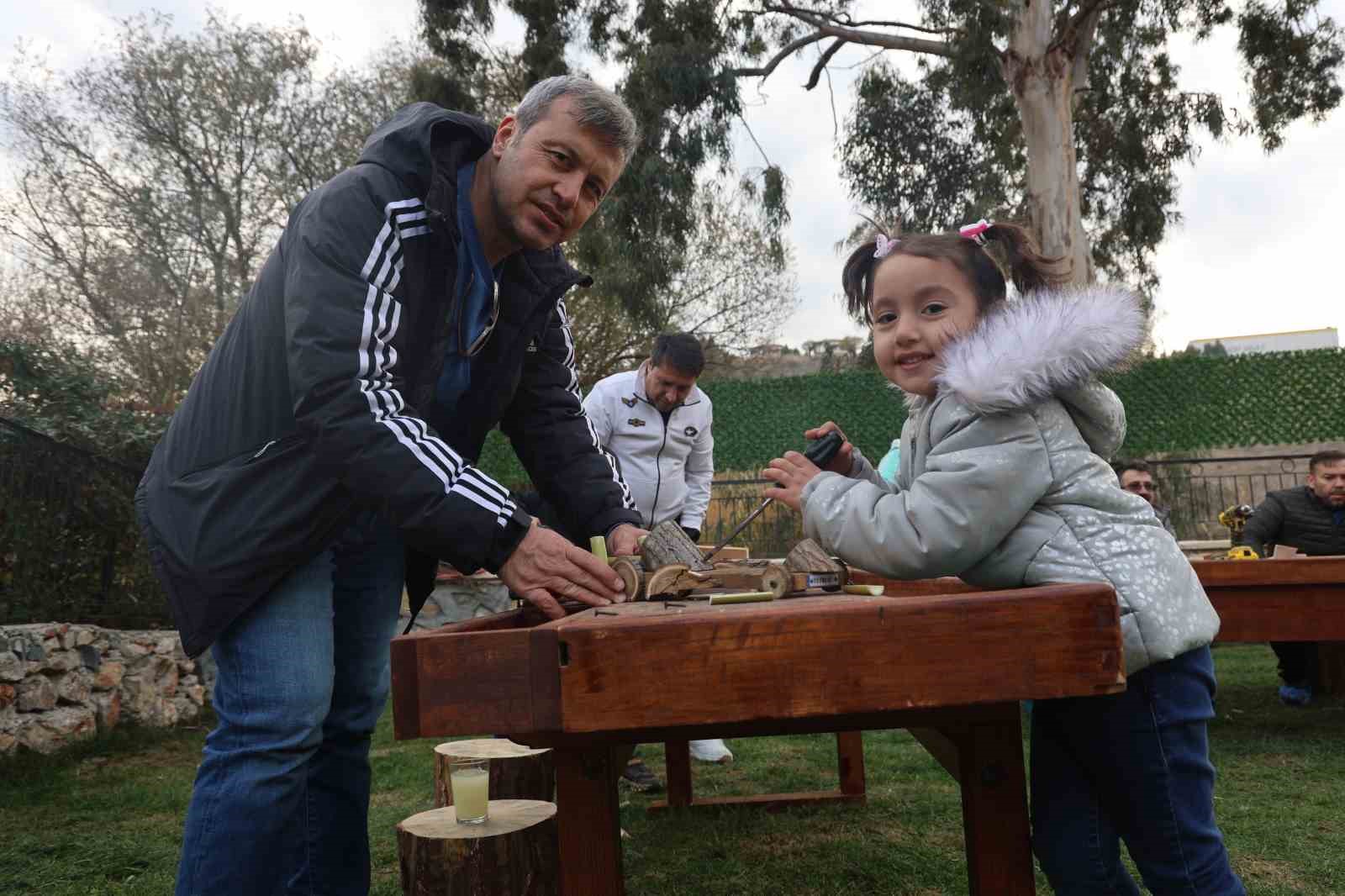 Çocuklar, hayallerindeki arabaları marangozluk atölyesinde aileleriyle birlikte yaptılar
