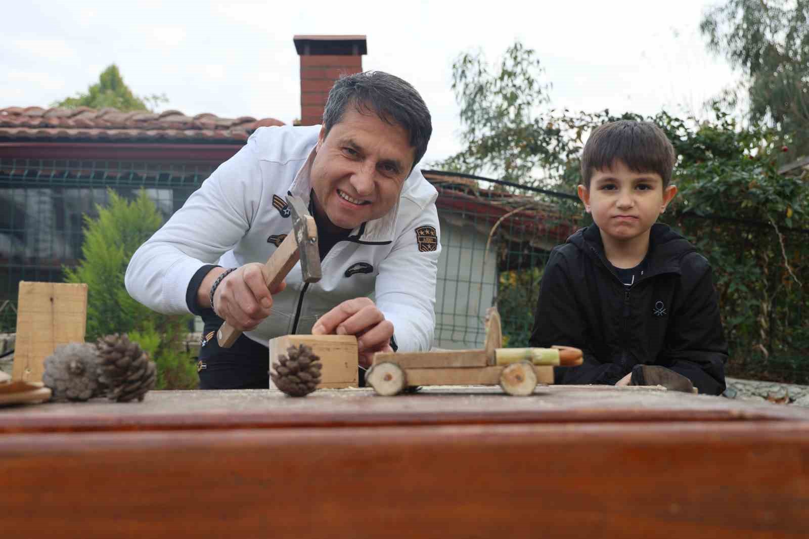 Çocuklar, hayallerindeki arabaları marangozluk atölyesinde aileleriyle birlikte yaptılar
