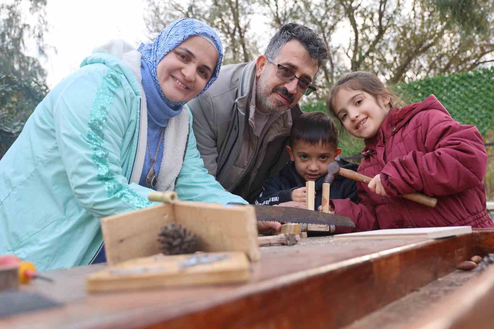 Çocuklar, hayallerindeki arabaları marangozluk atölyesinde aileleriyle birlikte yaptılar
