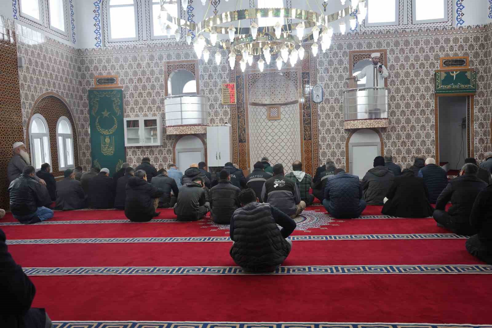 12 yıl sonra ülkesine dönecek olan Suriyeli hayırsever yaşadığı mahalleye cami yaptırdı
