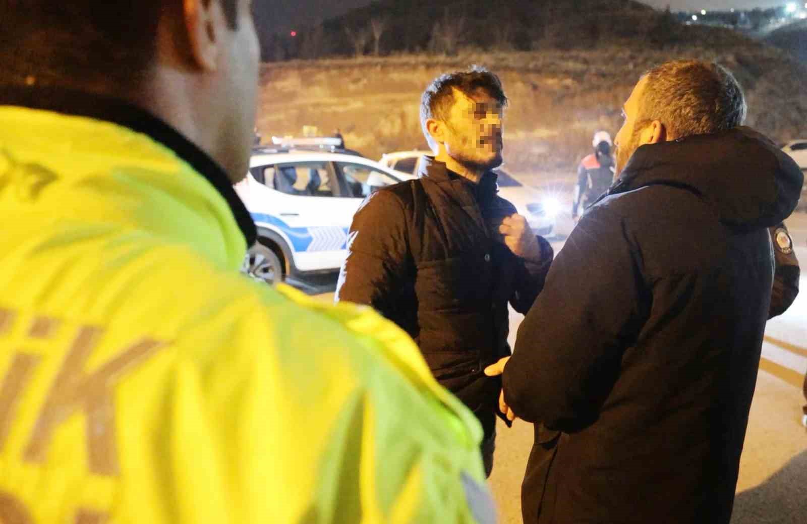 Gazetecilere küfredip polise ecel teri döktürdü
