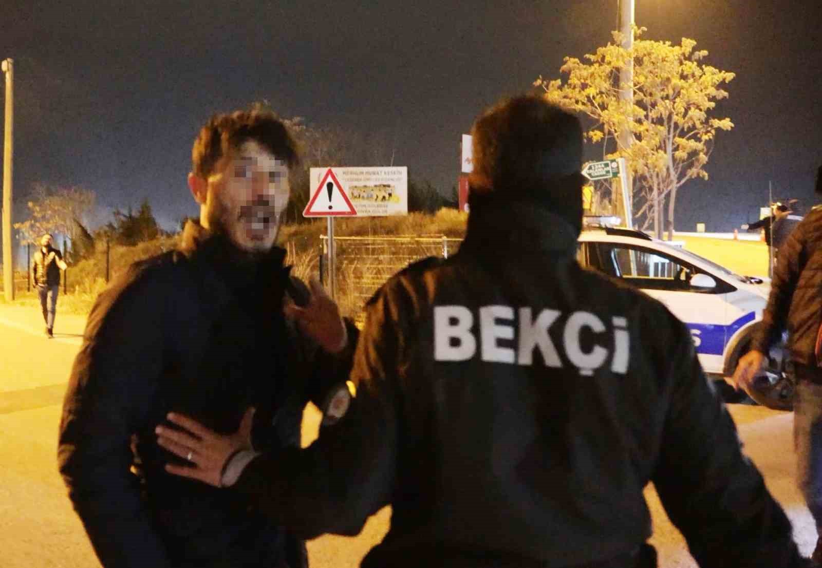 Gazetecilere küfredip polise ecel teri döktürdü
