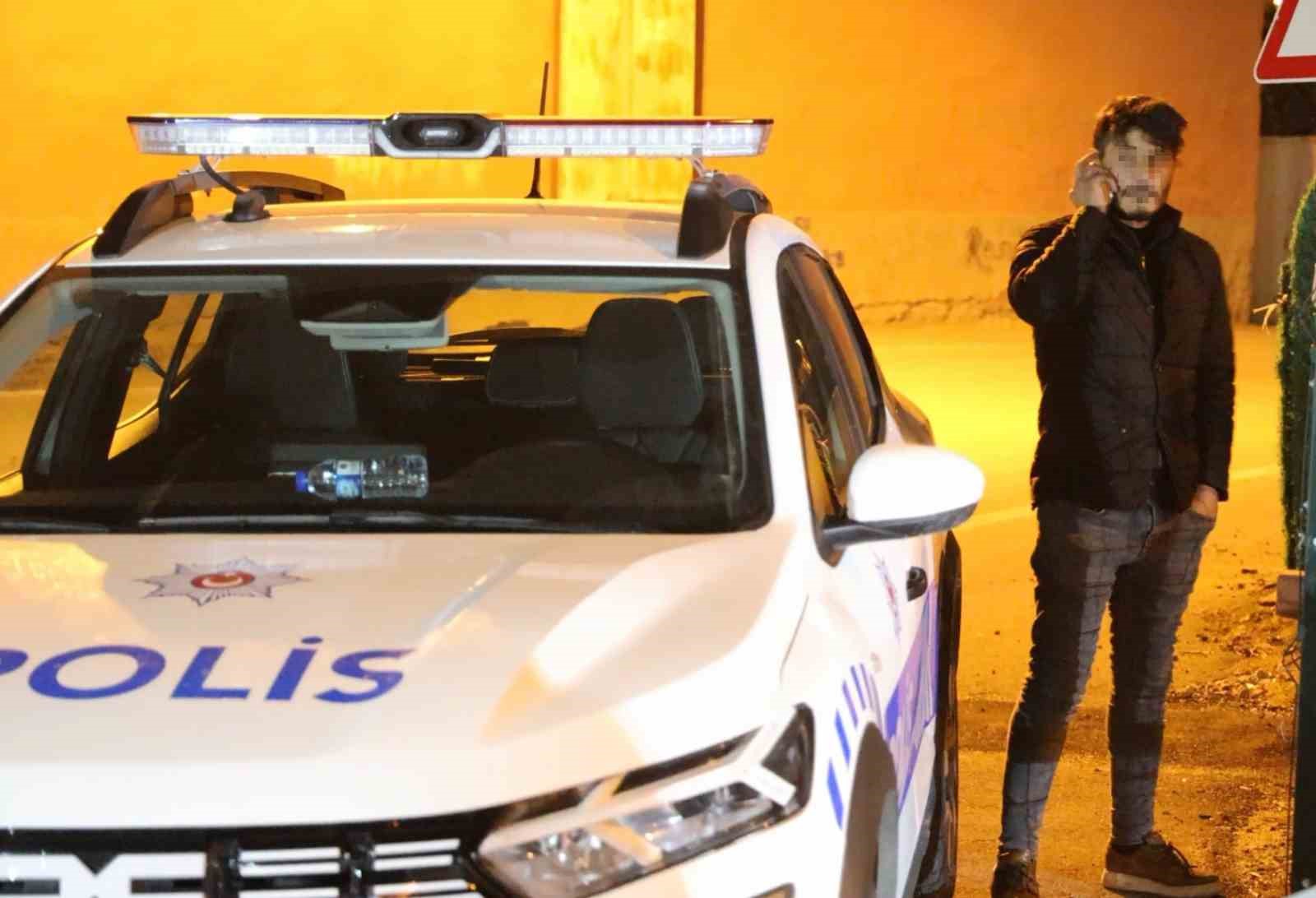 Gazetecilere küfredip polise ecel teri döktürdü
