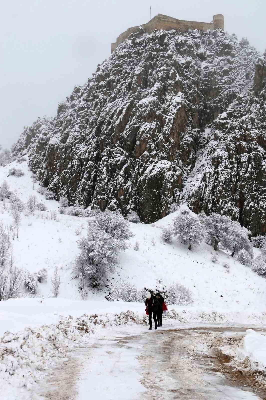 Gümüşhane’de 152 genç kar altında tarihi kaleyi keşfetti
