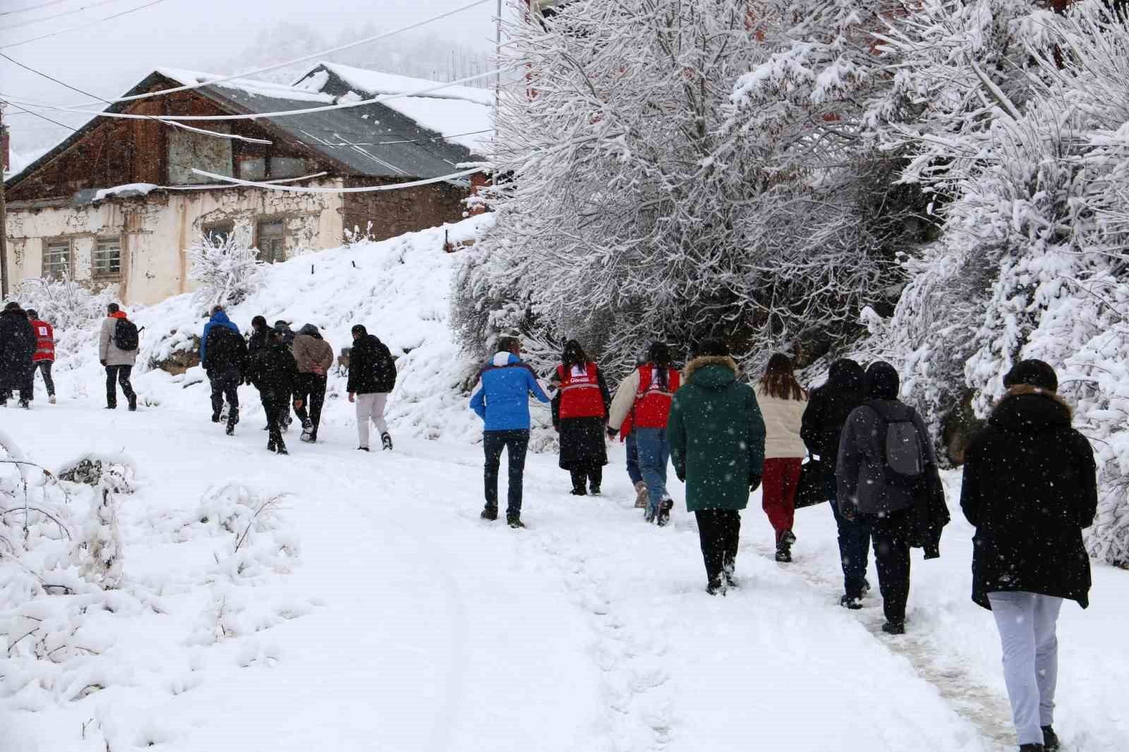 Gümüşhane’de 152 genç kar altında tarihi kaleyi keşfetti
