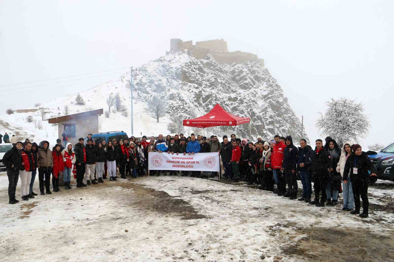 Gümüşhane’de 152 genç kar altında tarihi kaleyi keşfetti
