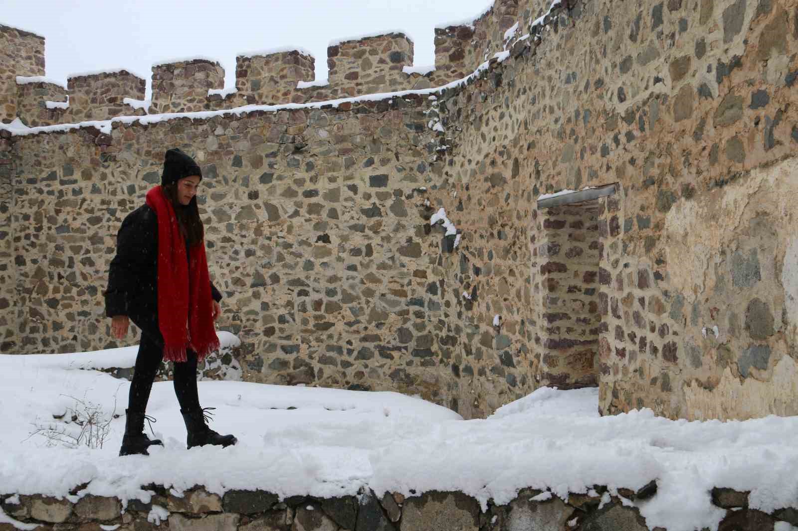 Gümüşhane’de 152 genç kar altında tarihi kaleyi keşfetti
