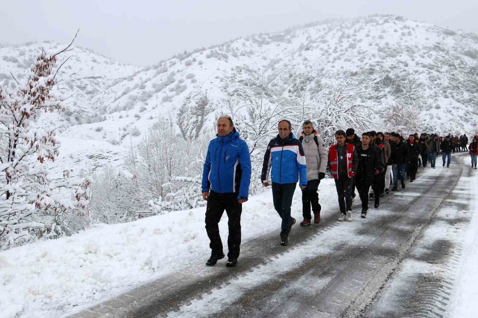 Gümüşhane’de 152 genç kar altında tarihi kaleyi keşfetti
