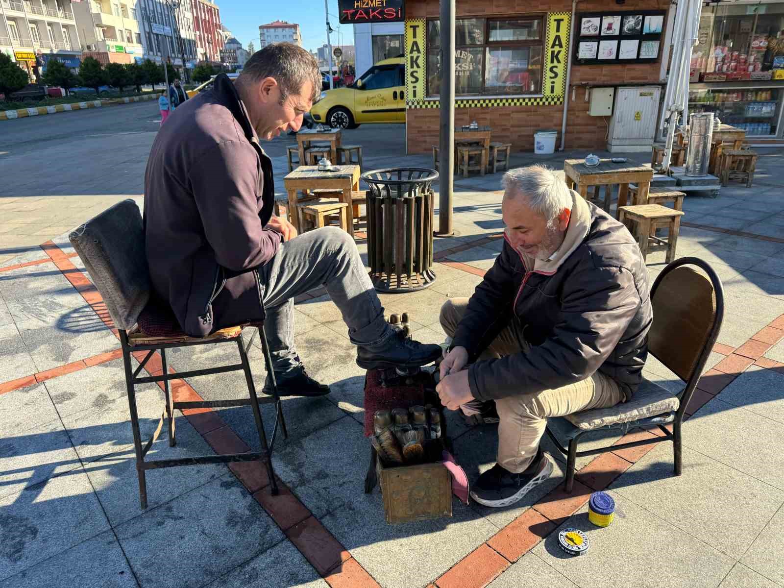 45 yıldır ayakkabılar ondan soruluyor
