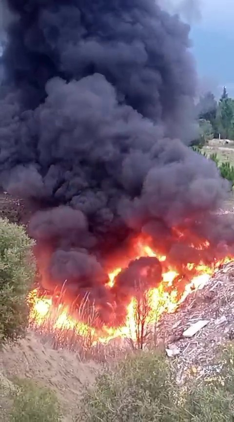 Tutuşturulan kaçak atıklar az daha ormanı yakıyordu
