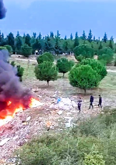 Tutuşturulan kaçak atıklar az daha ormanı yakıyordu
