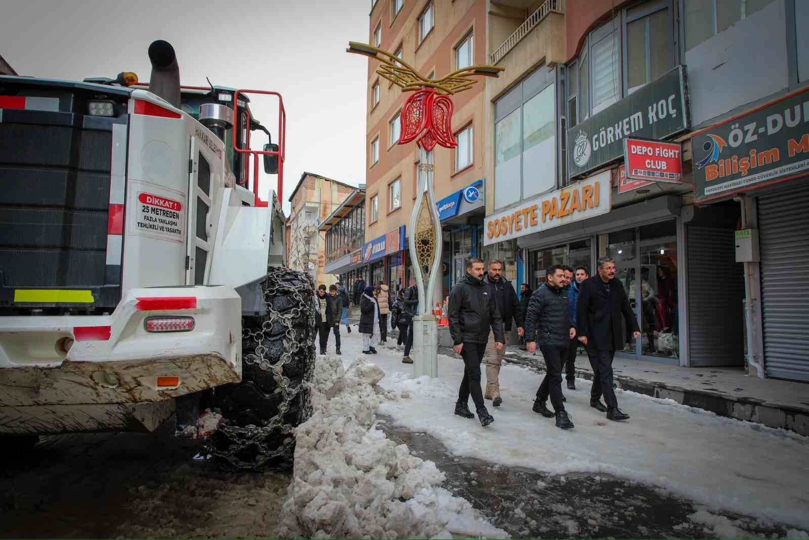 Vali Çelik karla mücadele çalışmalarına inceledi
