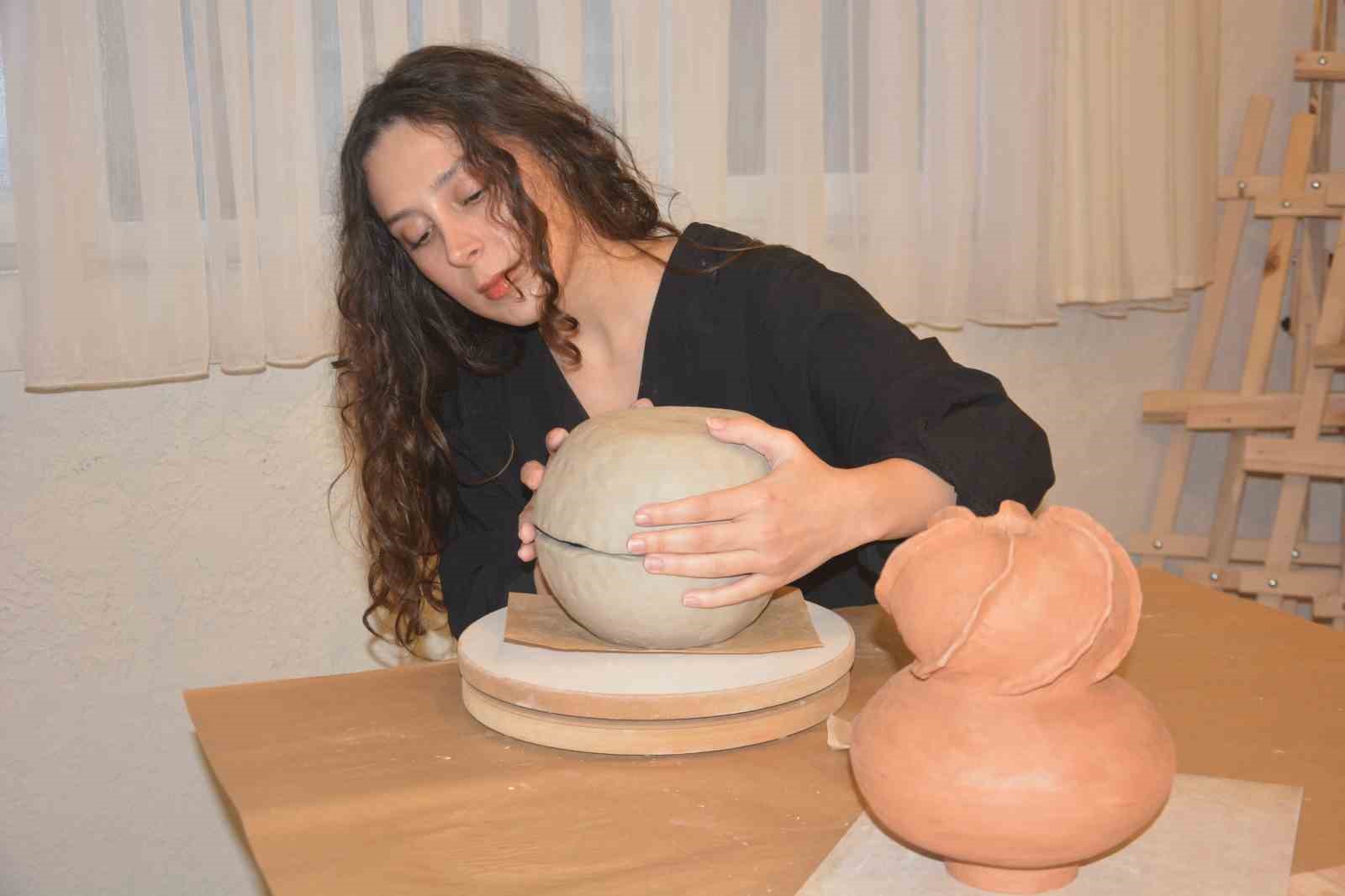 Anneannesinden yadigâr evi sanat evine dönüştürdü
