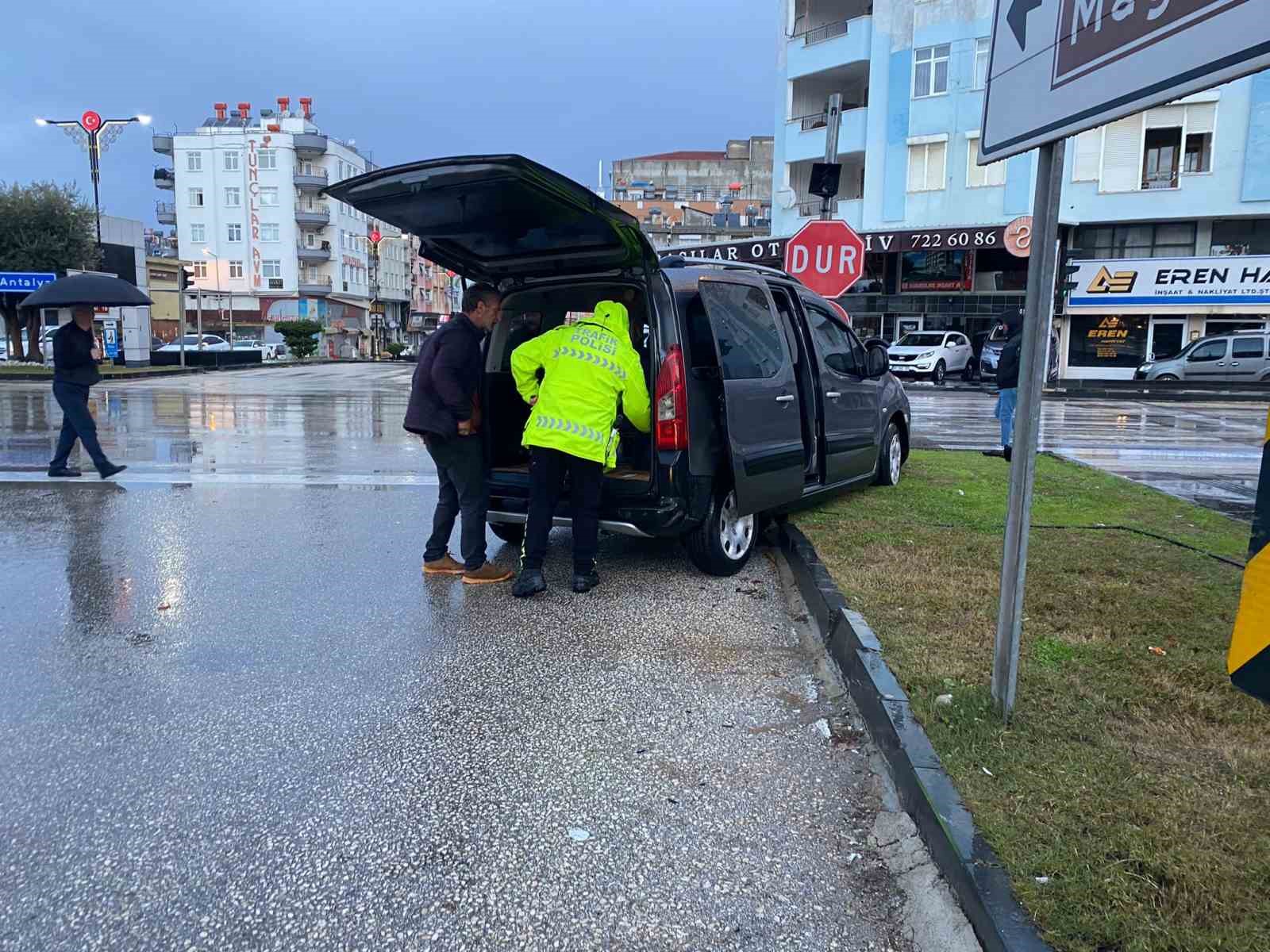 Ticari araç ile minibüs kavşakta çarpıştı
