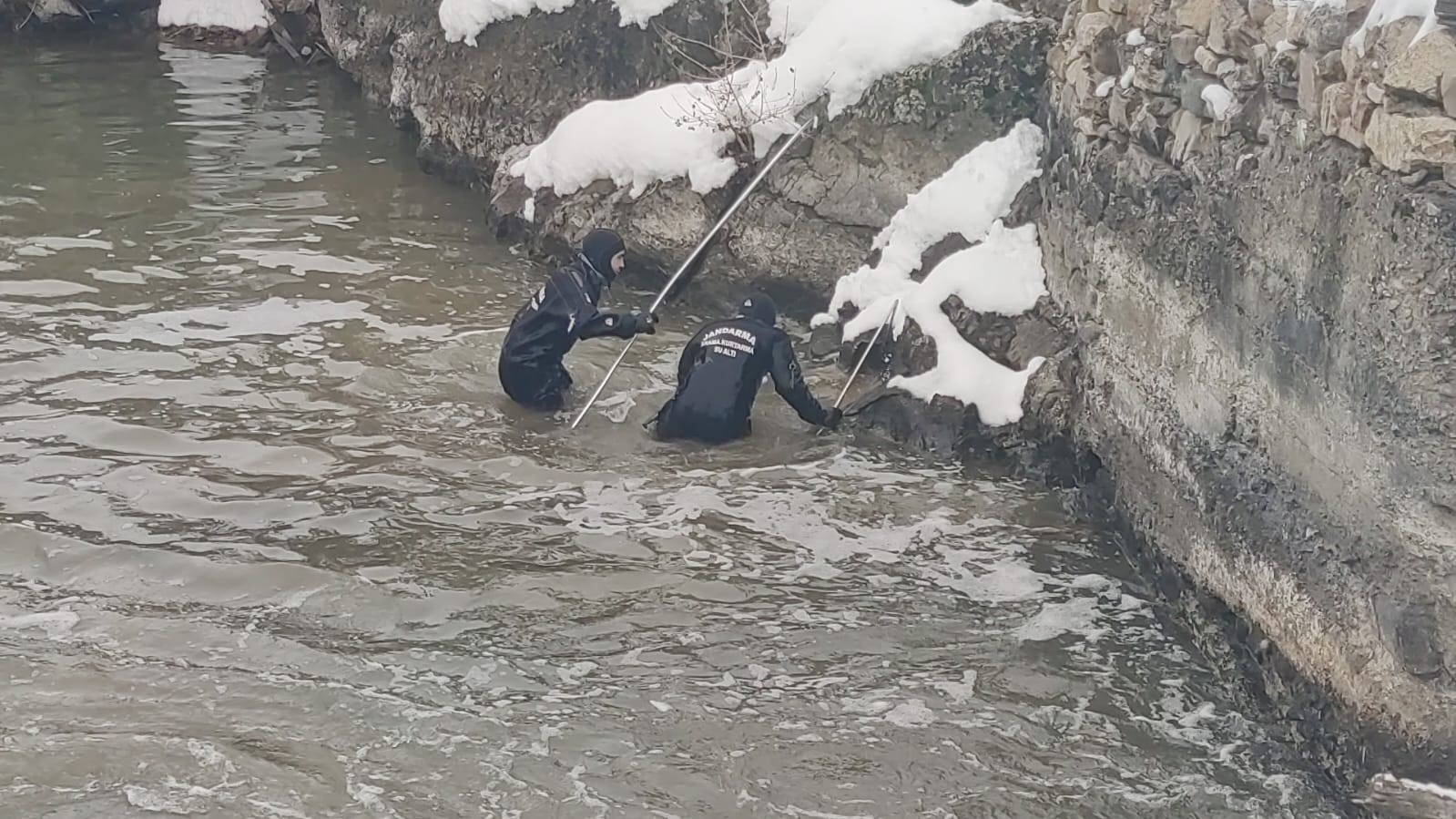 Dalgıçlar Karasu’da kayıp öğretmeni arıyor
