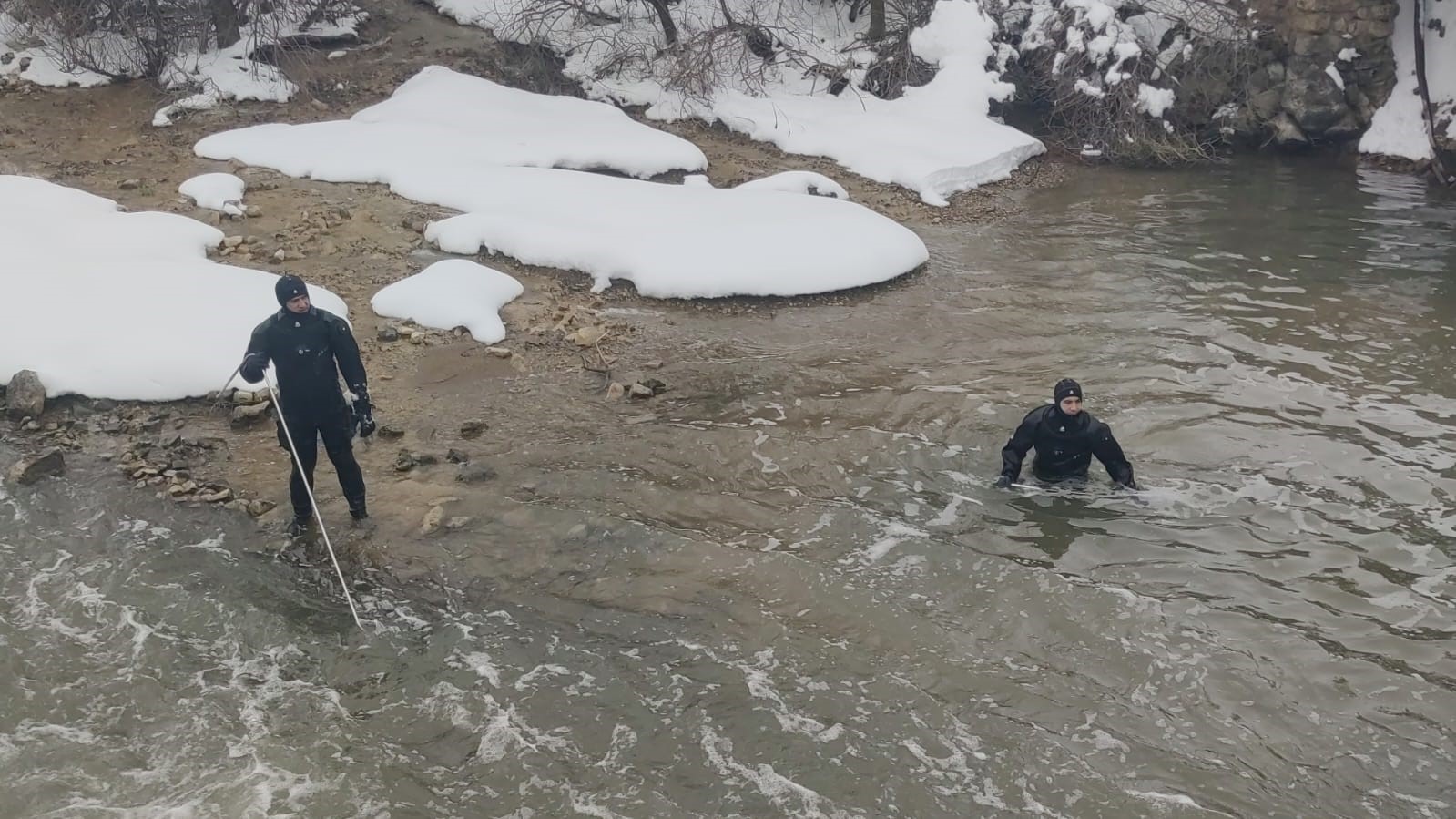 Dalgıçlar Karasu’da kayıp öğretmeni arıyor
