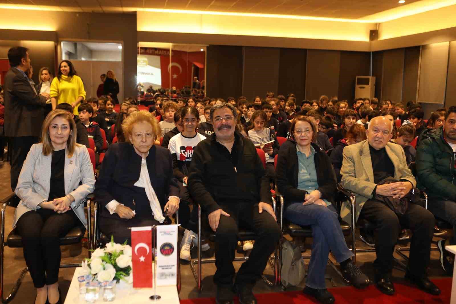 Gaziantep Kolej Vakfı Ahmet Ümit’i ağırladı
