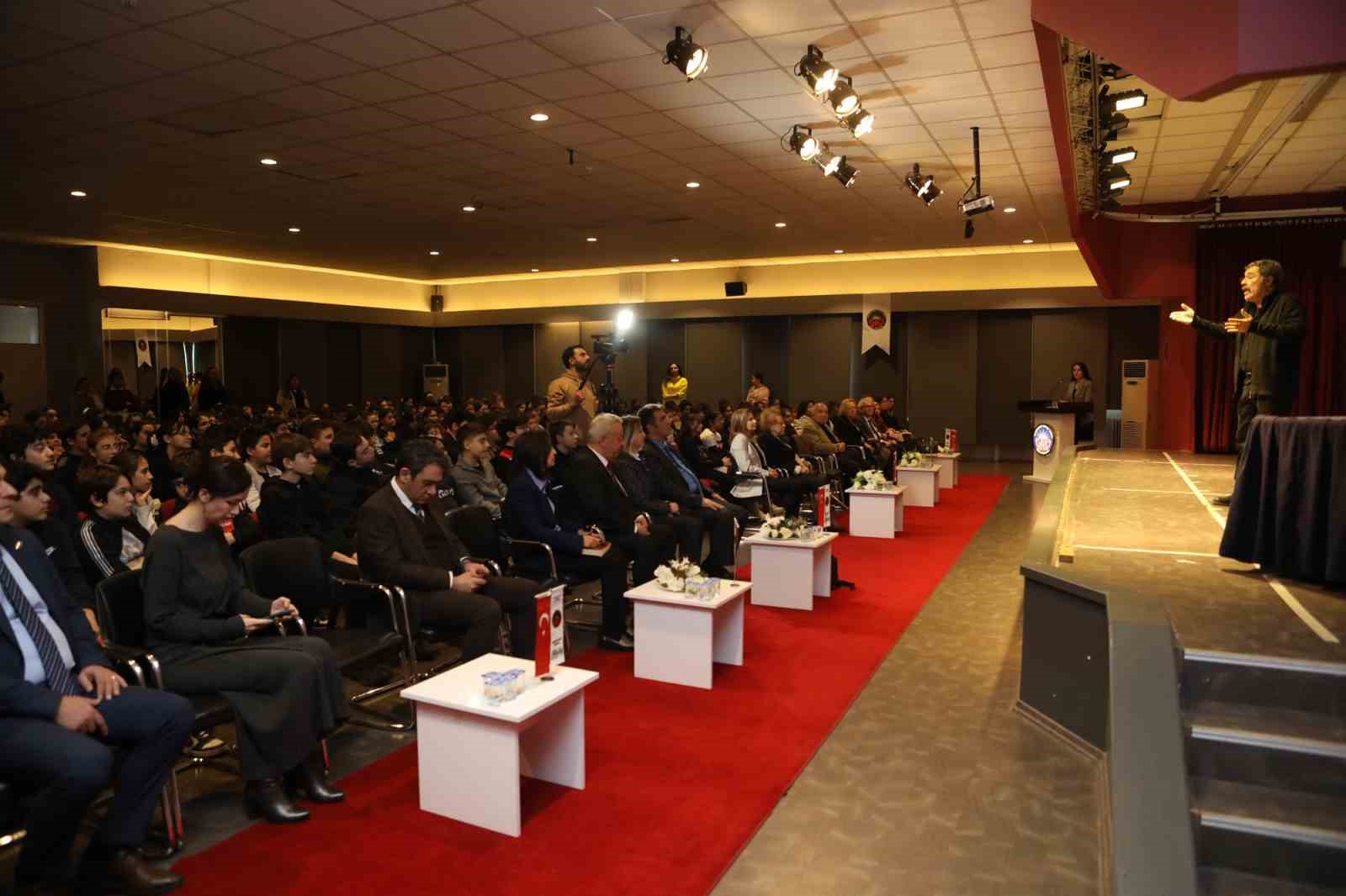 Gaziantep Kolej Vakfı Ahmet Ümit’i ağırladı
