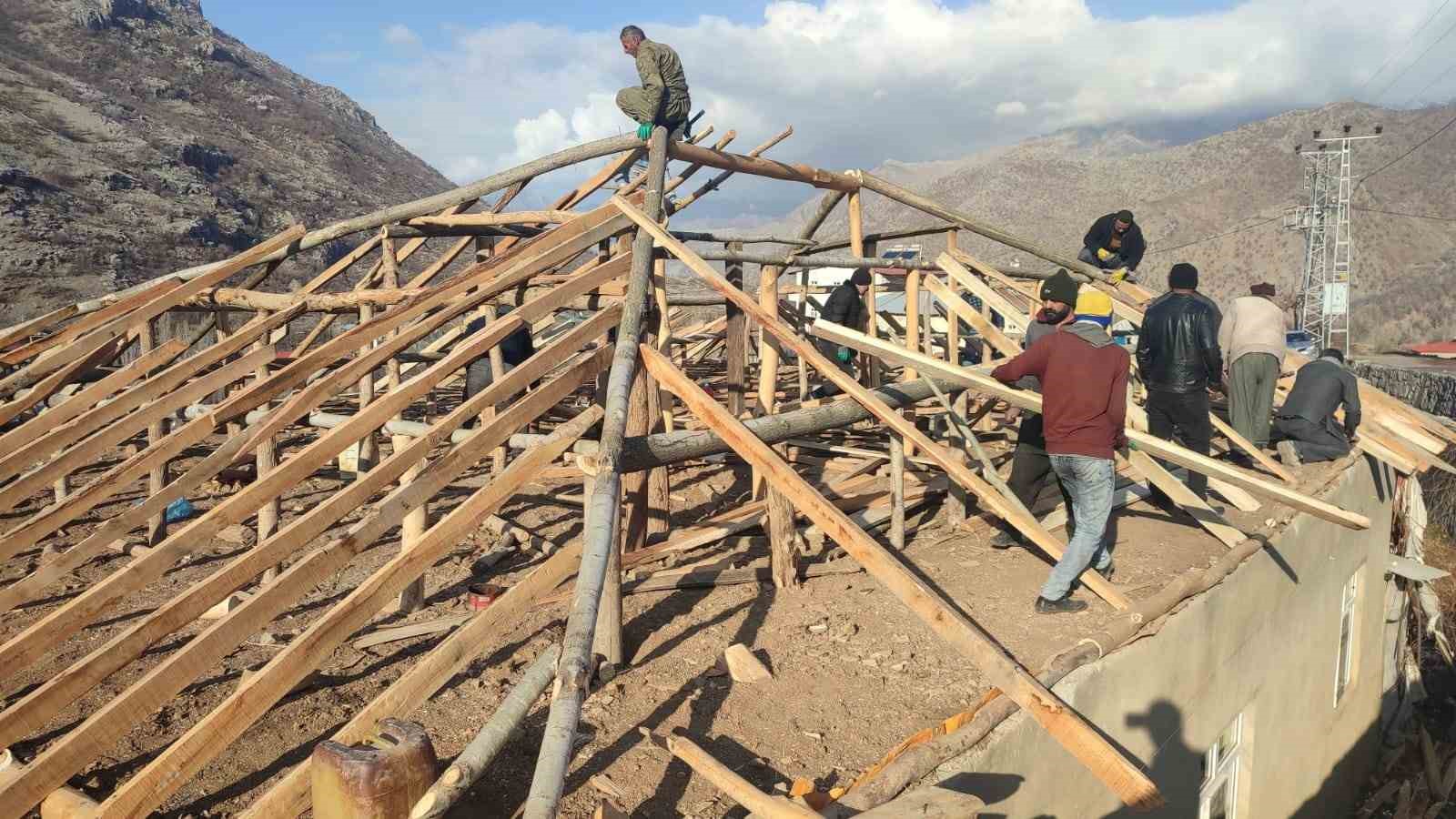 Hakkari’de şiddetli rüzgar çatıları uçurdu
