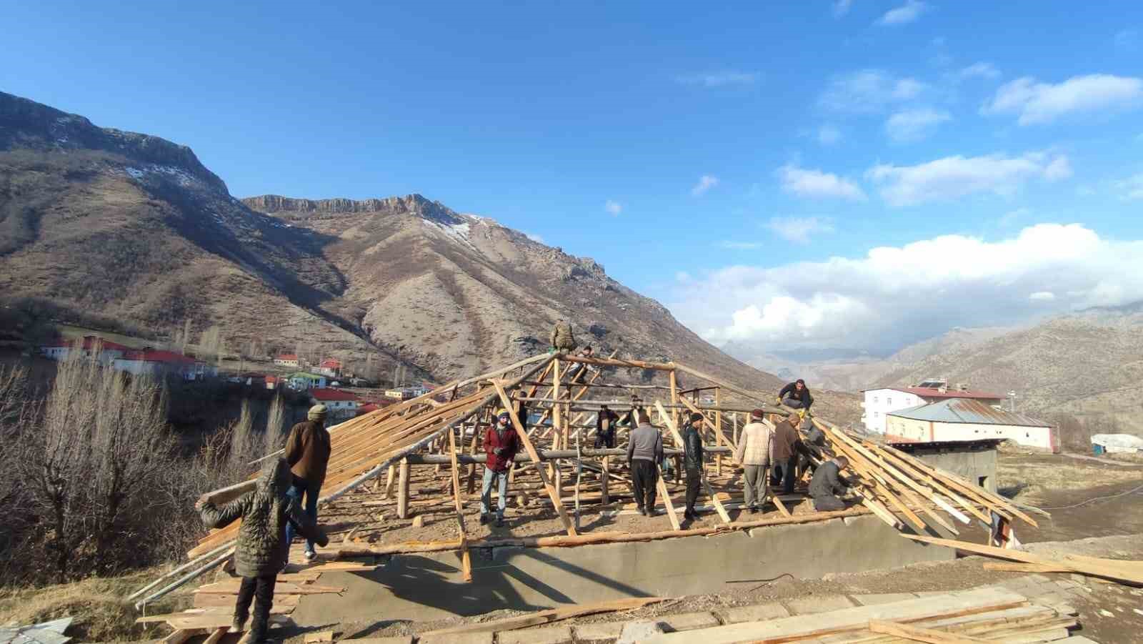 Hakkari’de şiddetli rüzgar çatıları uçurdu
