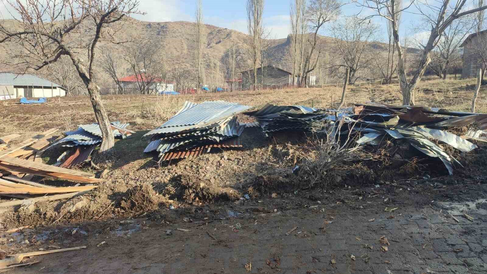 Hakkari’de şiddetli rüzgar çatıları uçurdu
