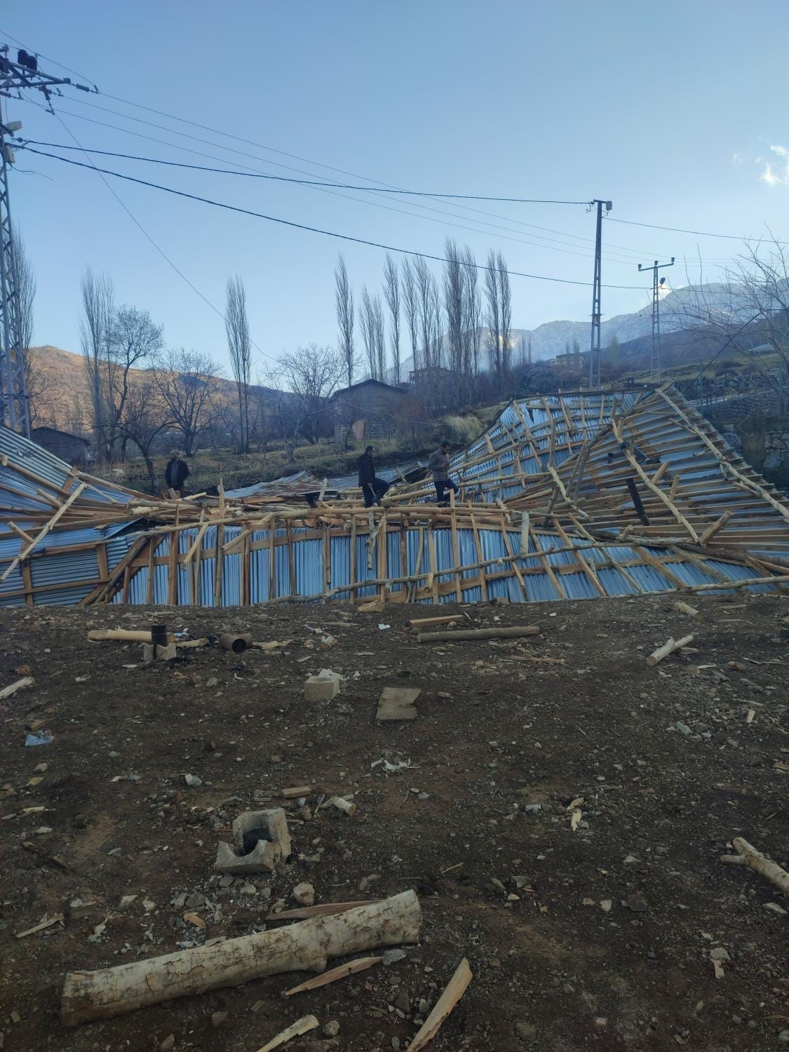 Hakkari’de şiddetli rüzgar çatıları uçurdu
