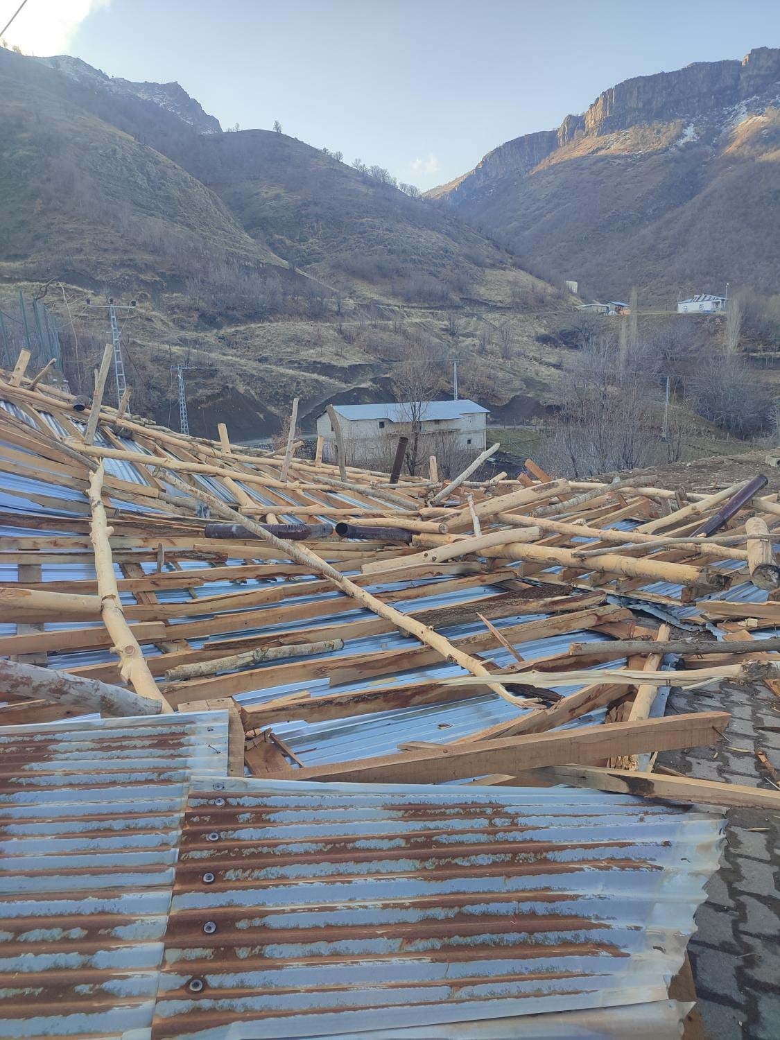 Hakkari’de şiddetli rüzgar çatıları uçurdu
