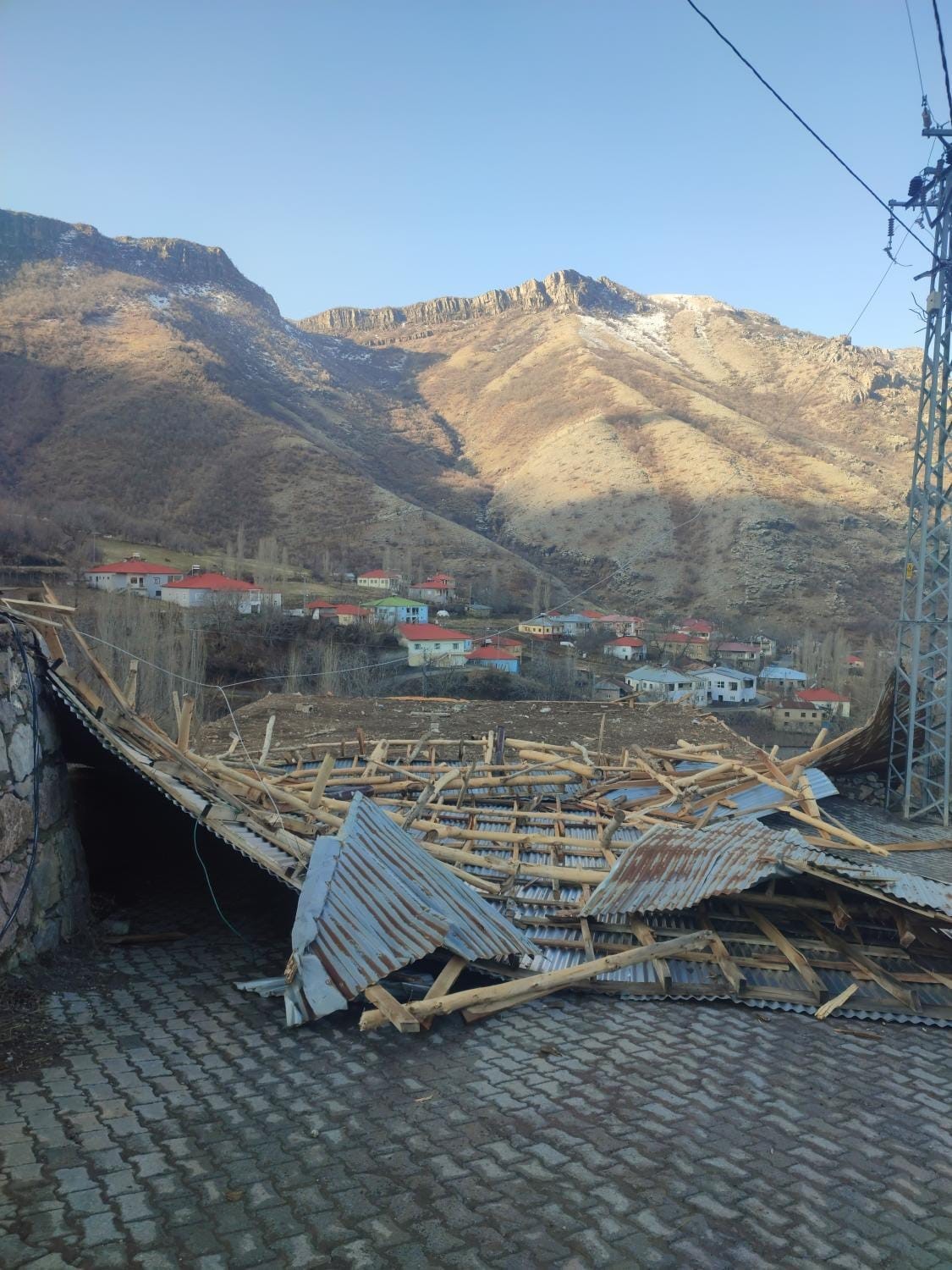 Hakkari’de şiddetli rüzgar çatıları uçurdu
