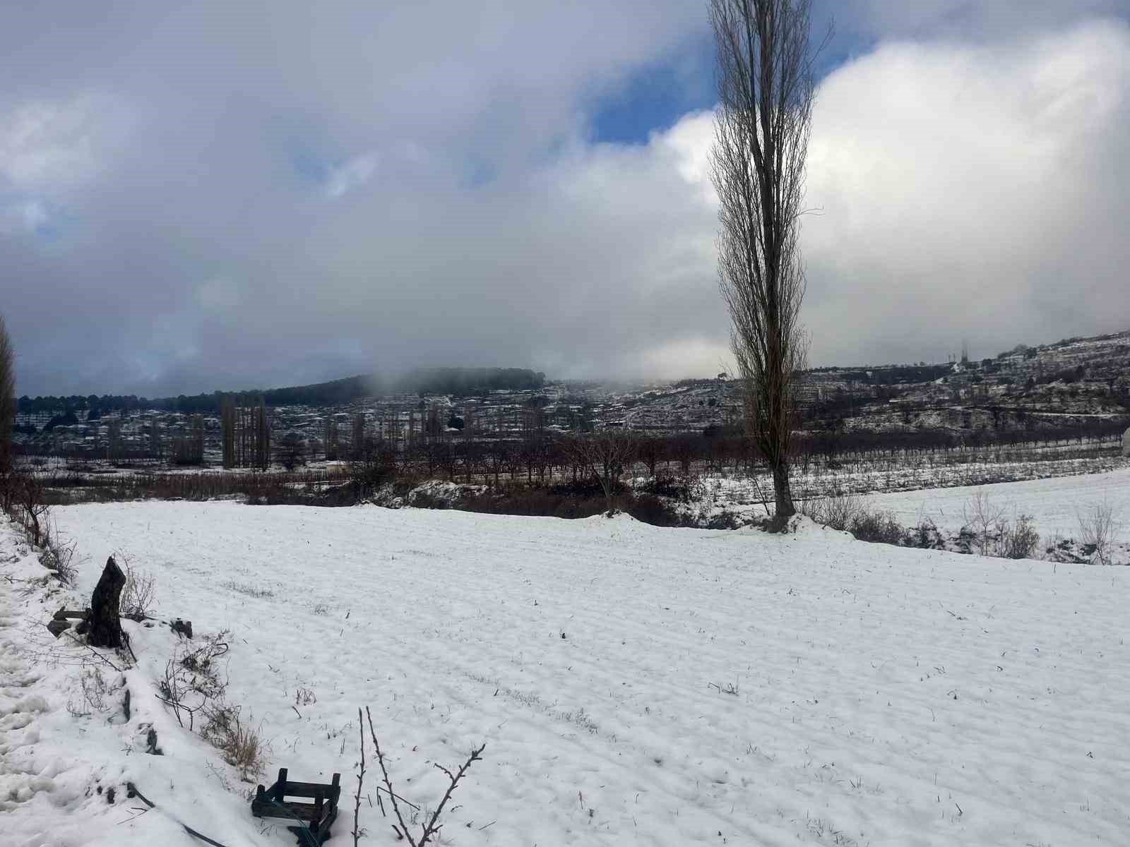 Kuraklıkla mücadele eden Buldan Yayla Gölü beyaza büründü
